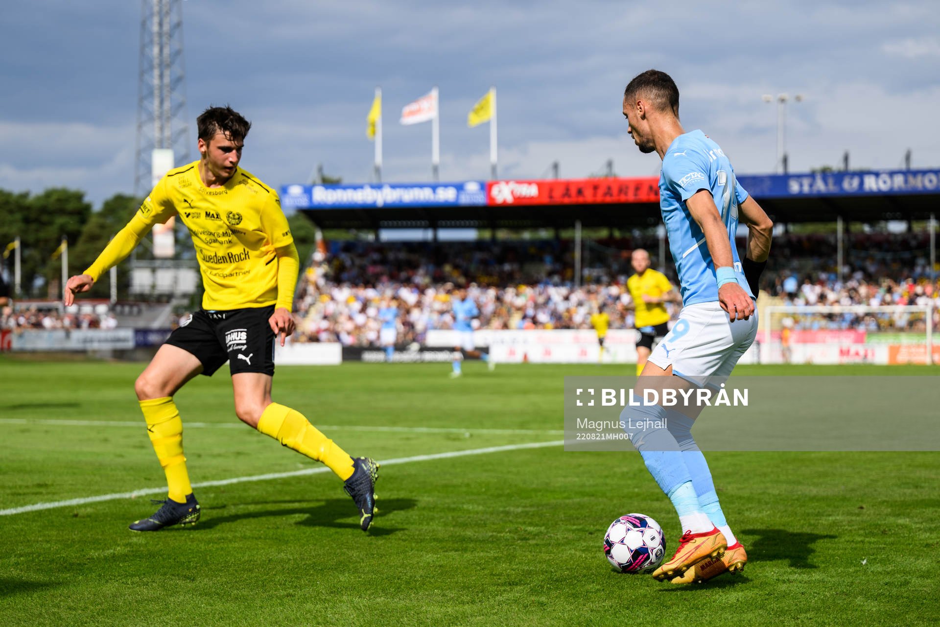 Mjällbys Noah Eile och Malmö FFs Veljko Birmancevic