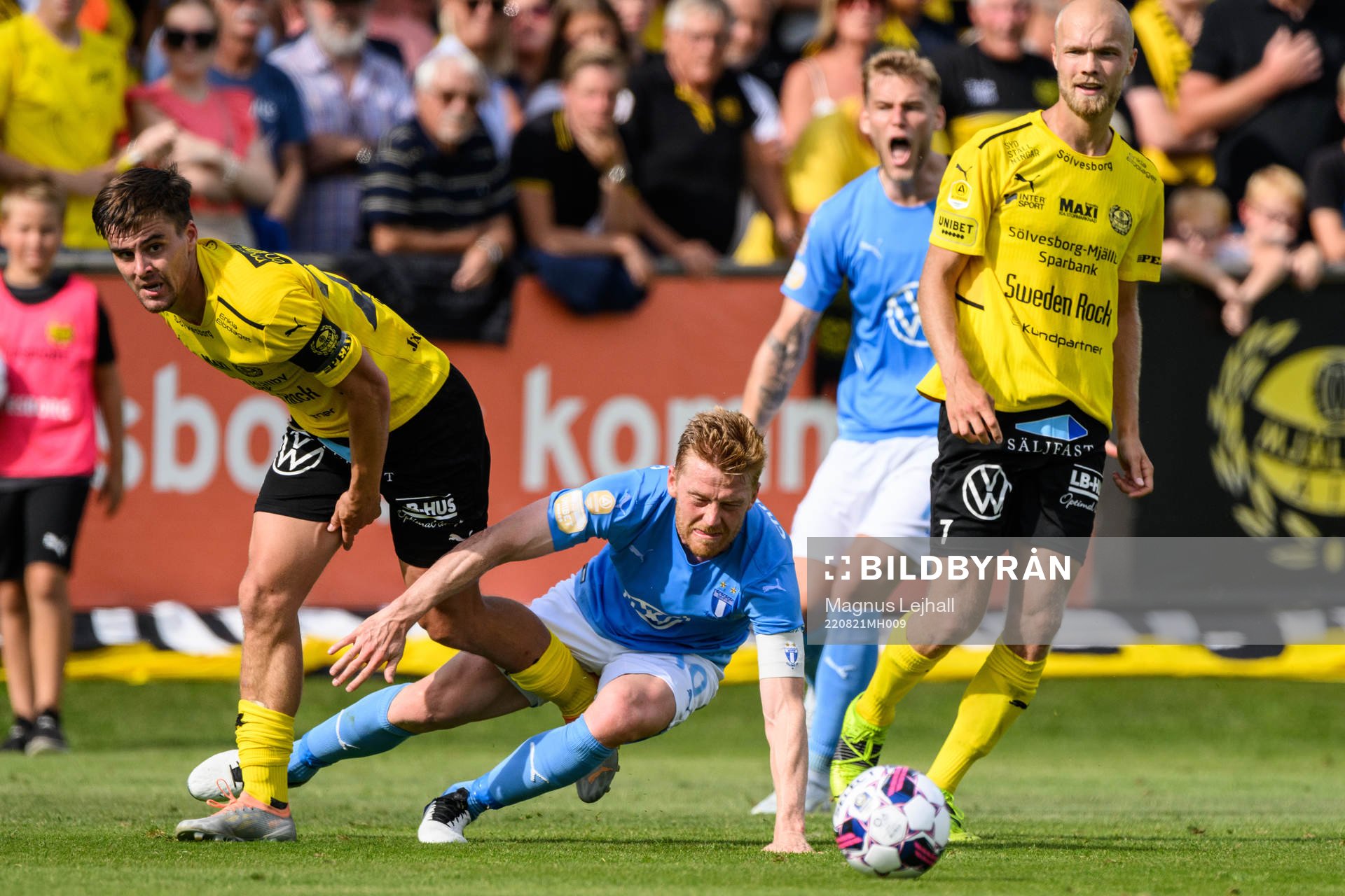 Mjällbys Jesper Gustavsson och Malmö FFs Anders Christiansen under fotbollsmatchen i Allsvenskan mellan Mjällby och Malmö FF den 21 augusti 2022 i Hällevik.