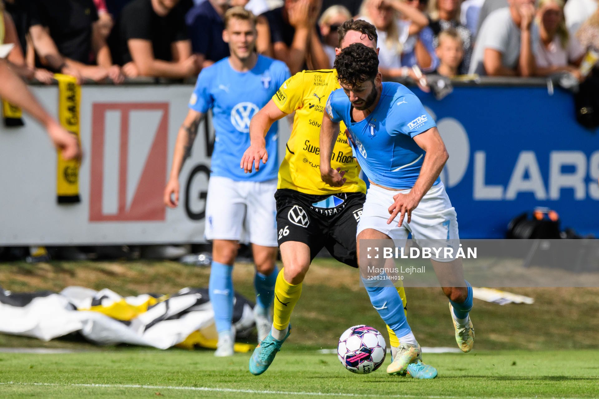 Mjällbys Noah Persson och Malmö FFs Erdal Rakip