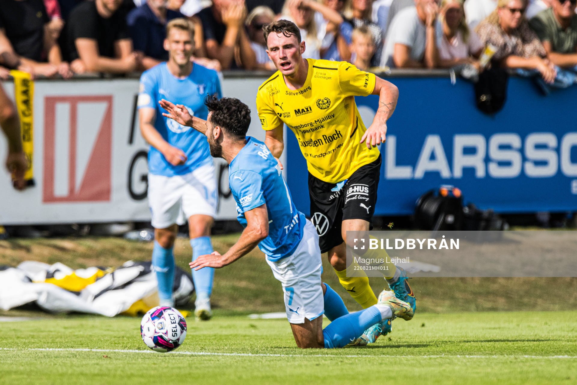 Malmös Erdal Rakip och Mjällbys Noah Persson