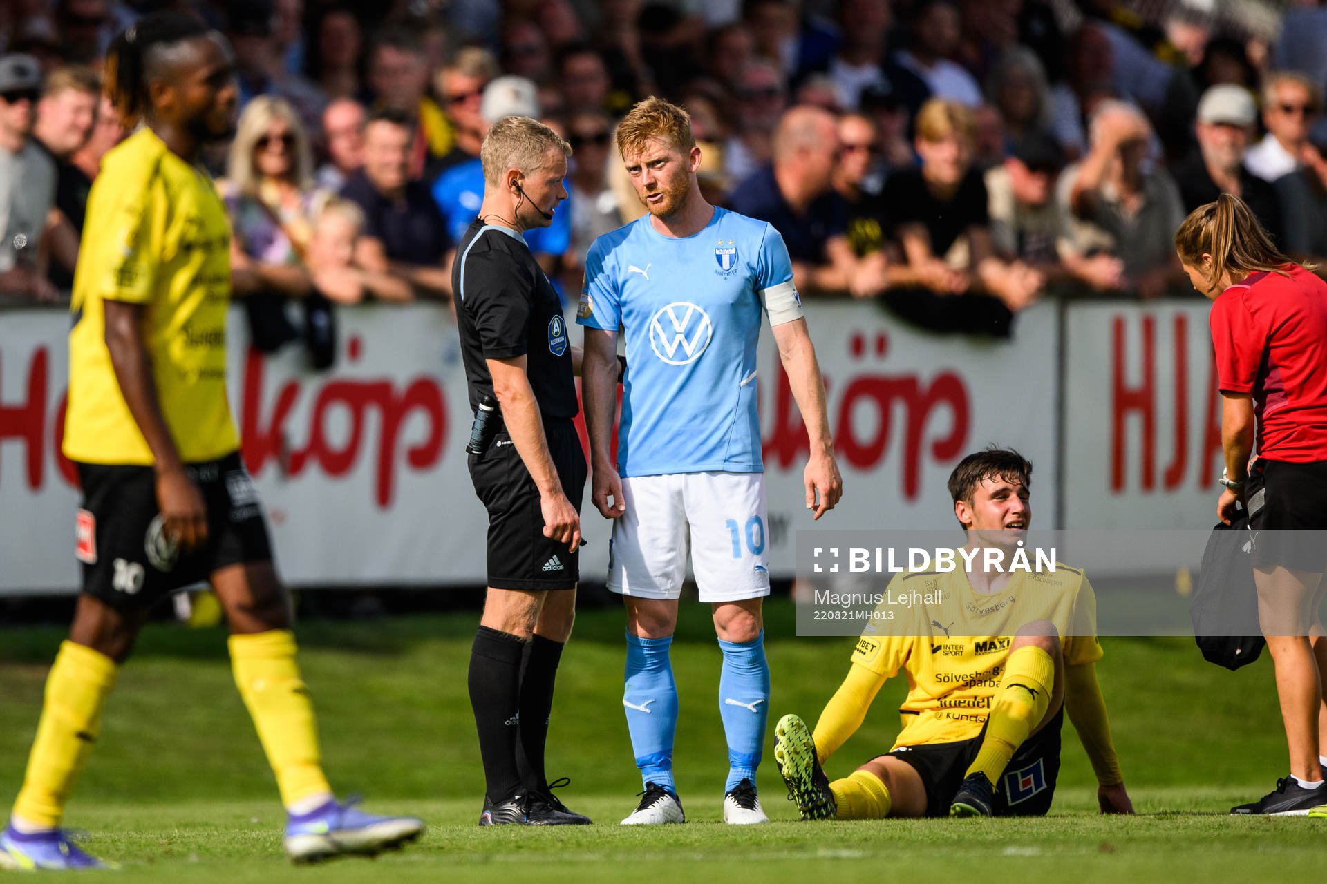 domare Fredrik Klitte i samtal med Malmö FFs Anders