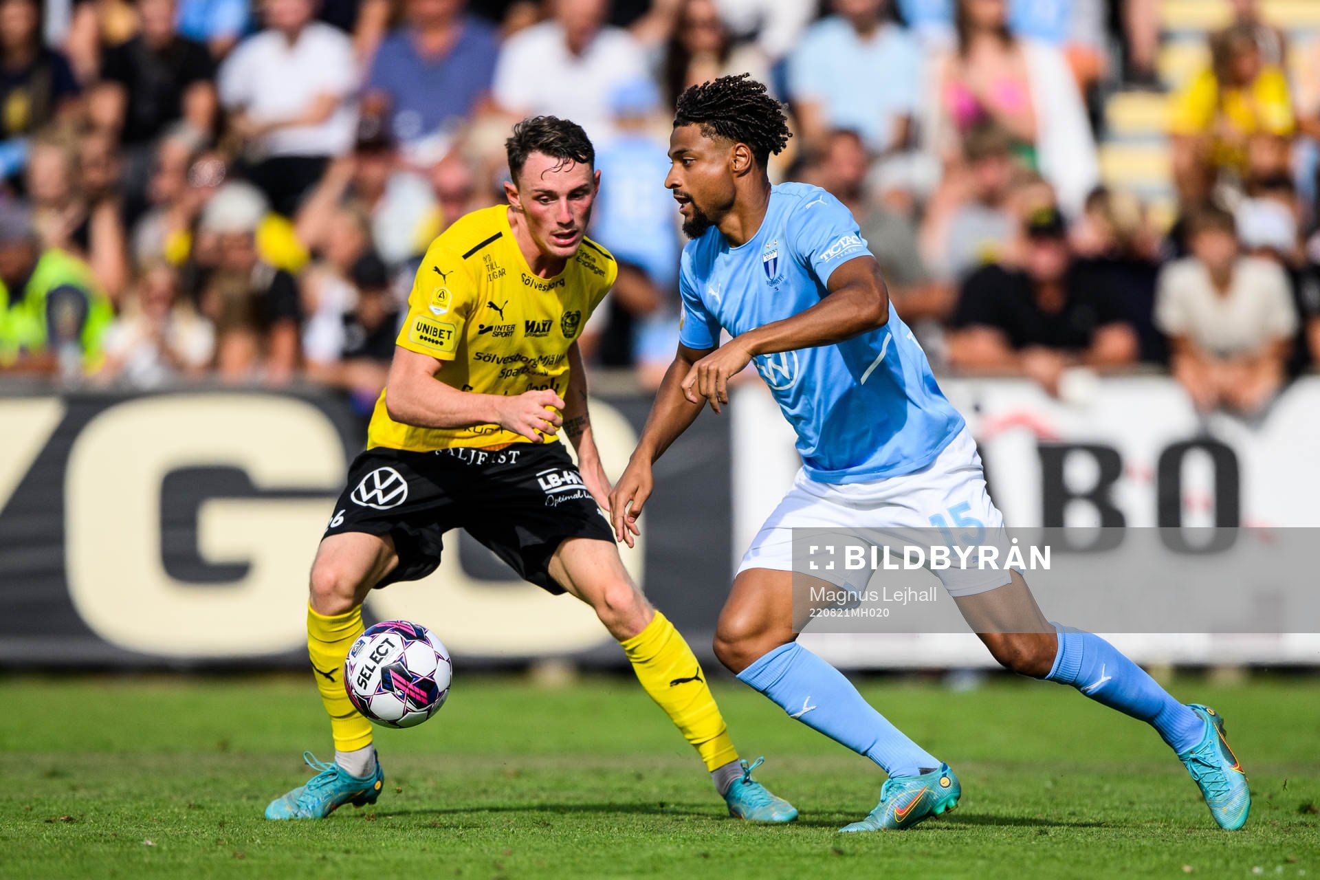 Mjällbys Noah Persson och Malmö FFs Joseph Ceesay