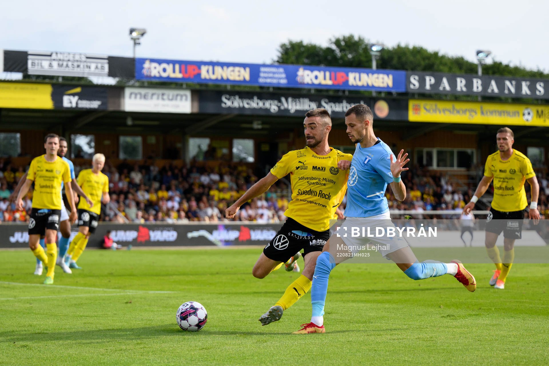 Mjällbys Carlos Moros Gracia och Malmö FFs Veljko
