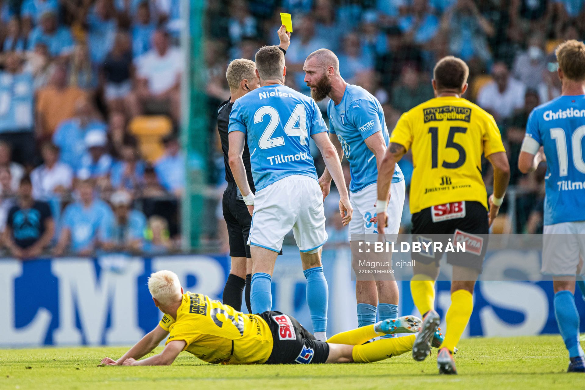 Malmö FFs Jo Inge Berget  får gult kort