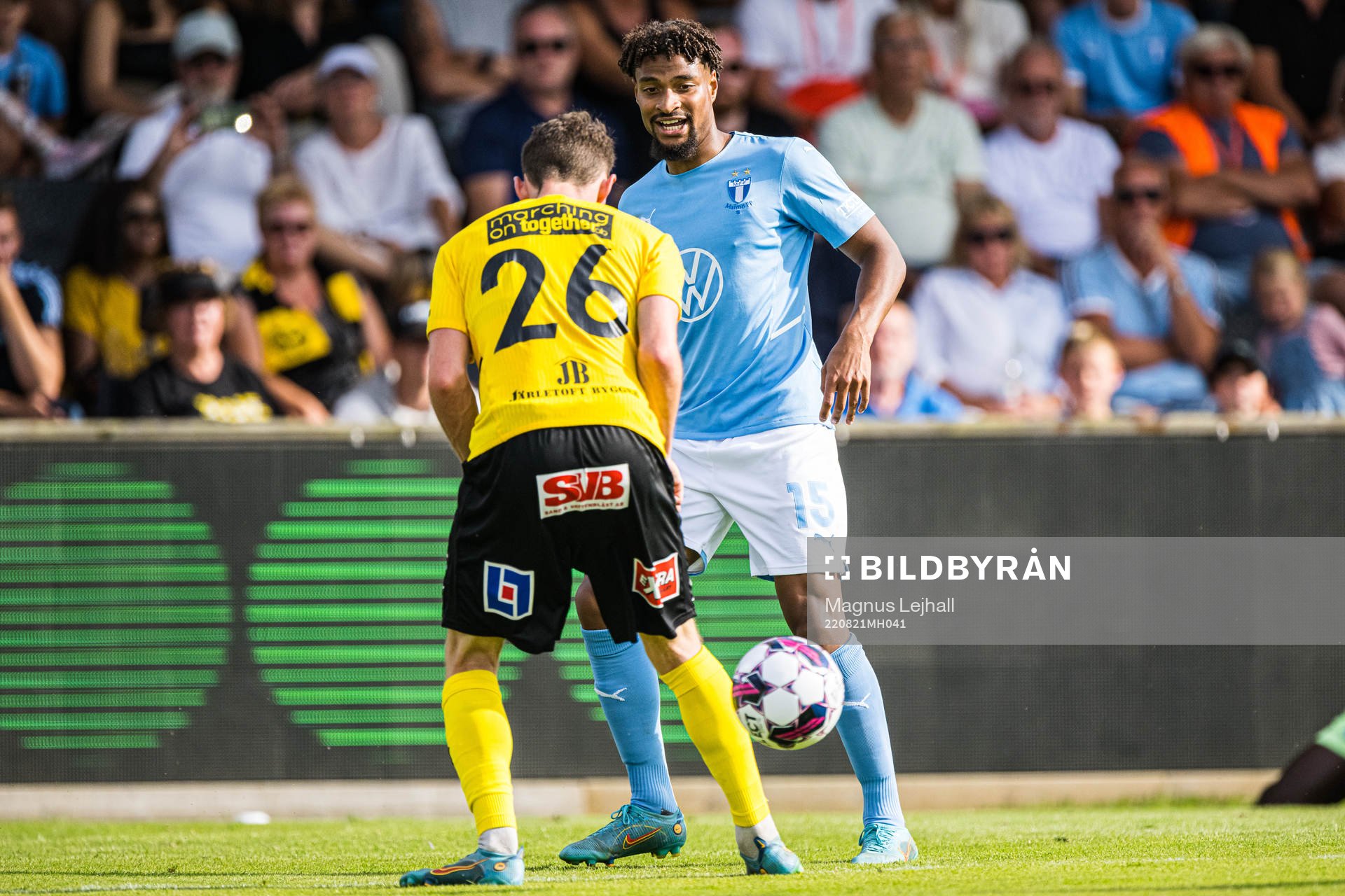 Malmö FFs Joseph Ceesay och Mjällbys Noah Persson