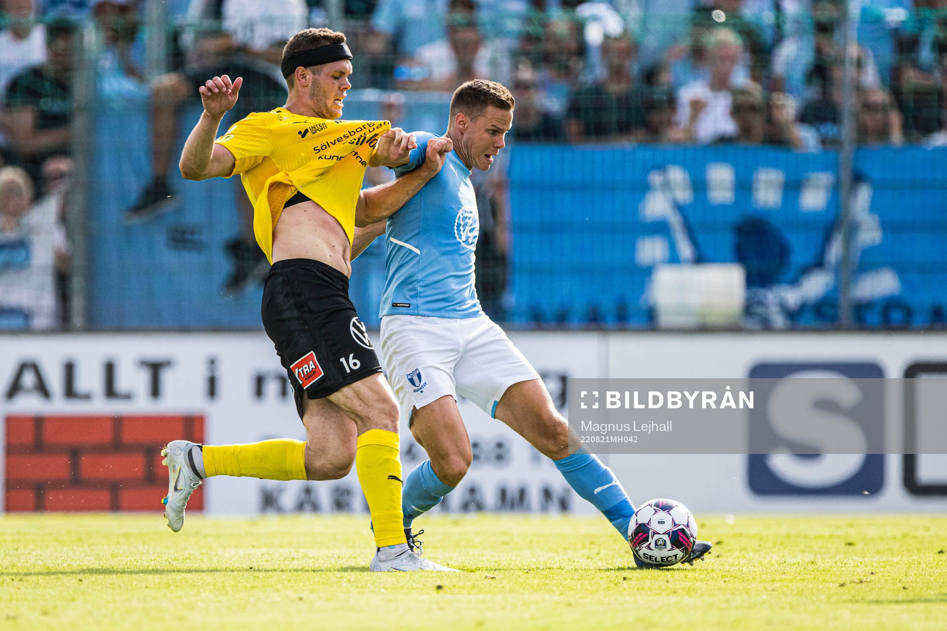 Mjällbys Jacob Bergström och Malmö FFs Niklas Moisander