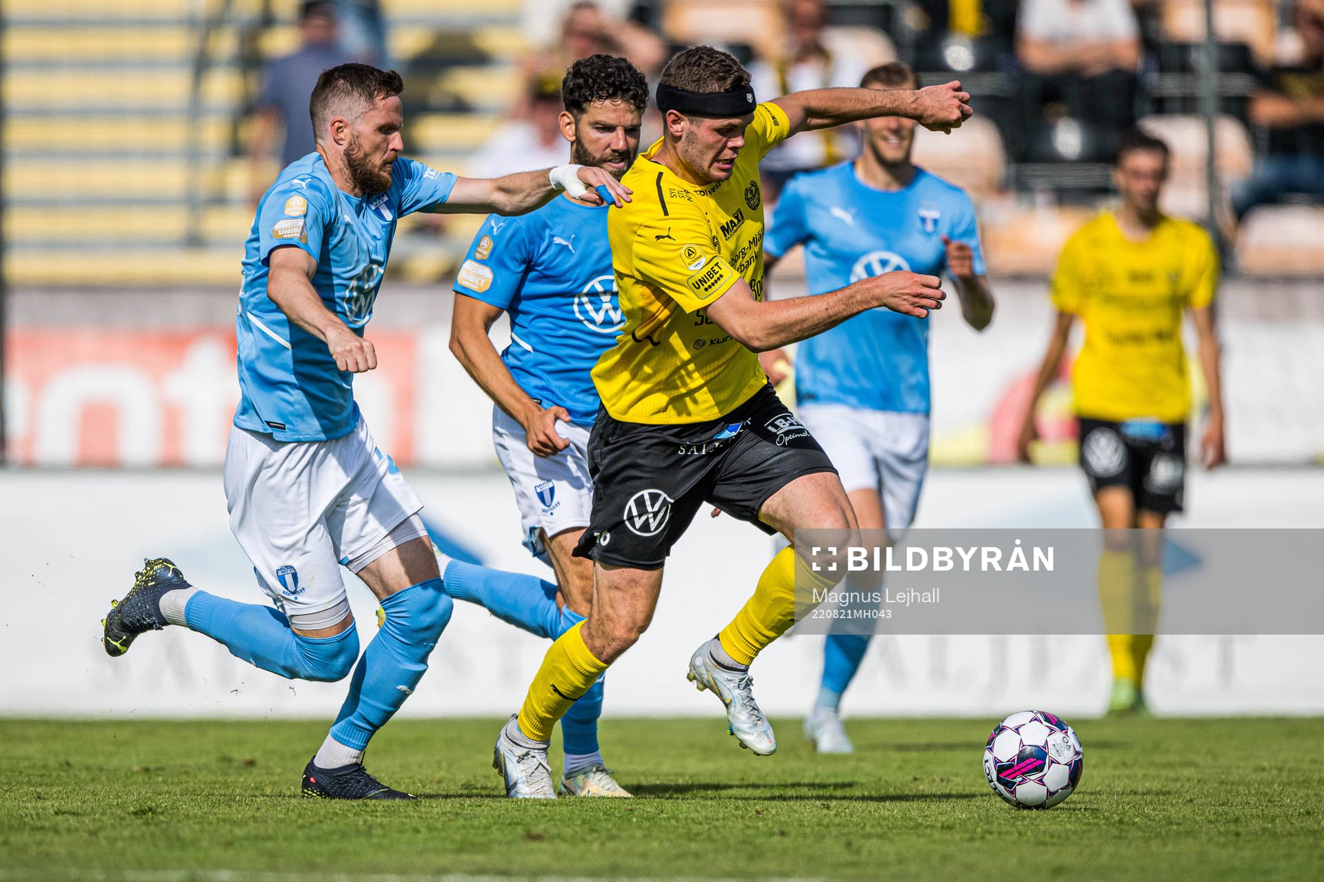 Malmö FFs Lasse Nielse och Erdal Rakip mot Mjällbys Jacob