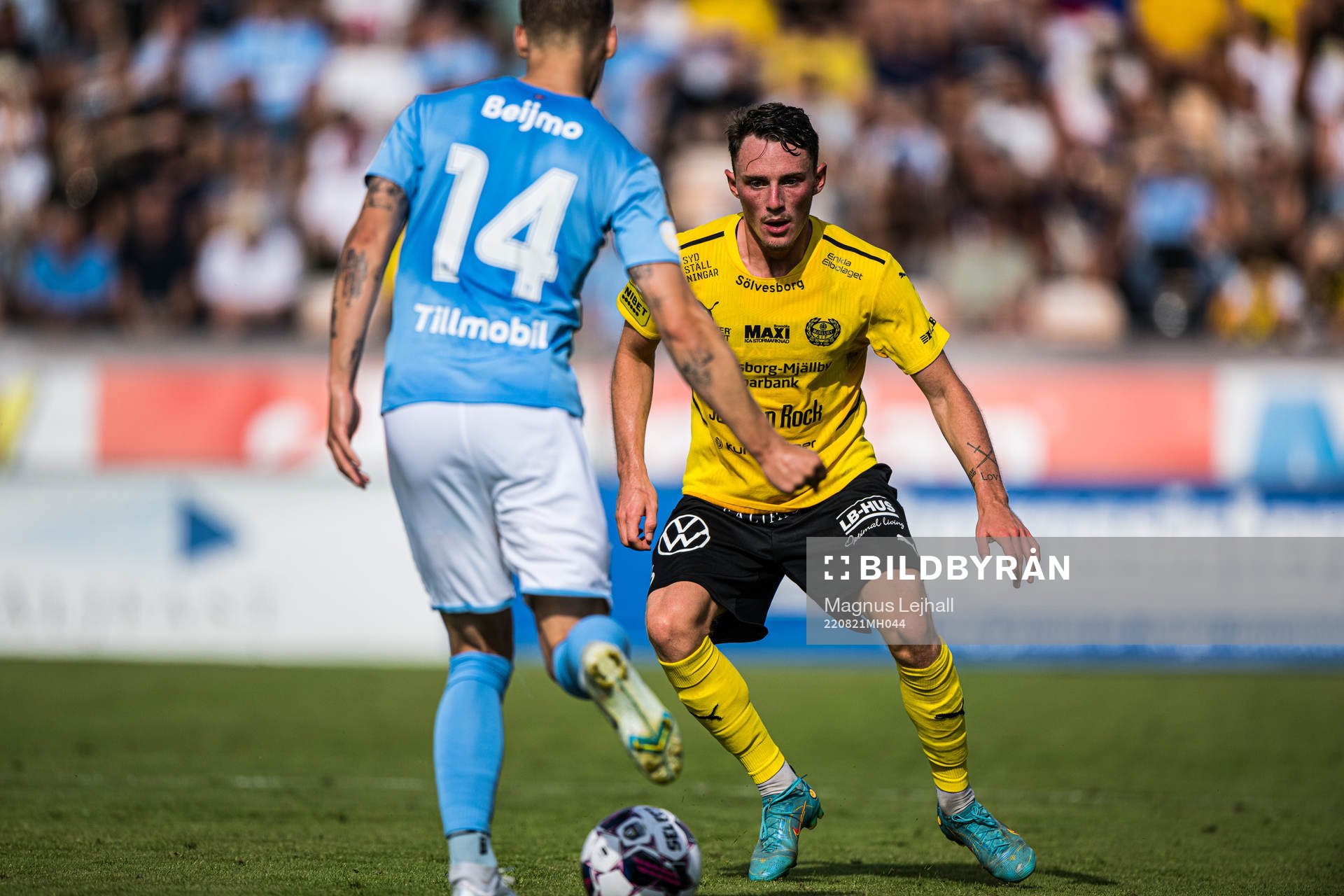 Mjällbys Noah Persson och Malmö FFs Felix Beijmo