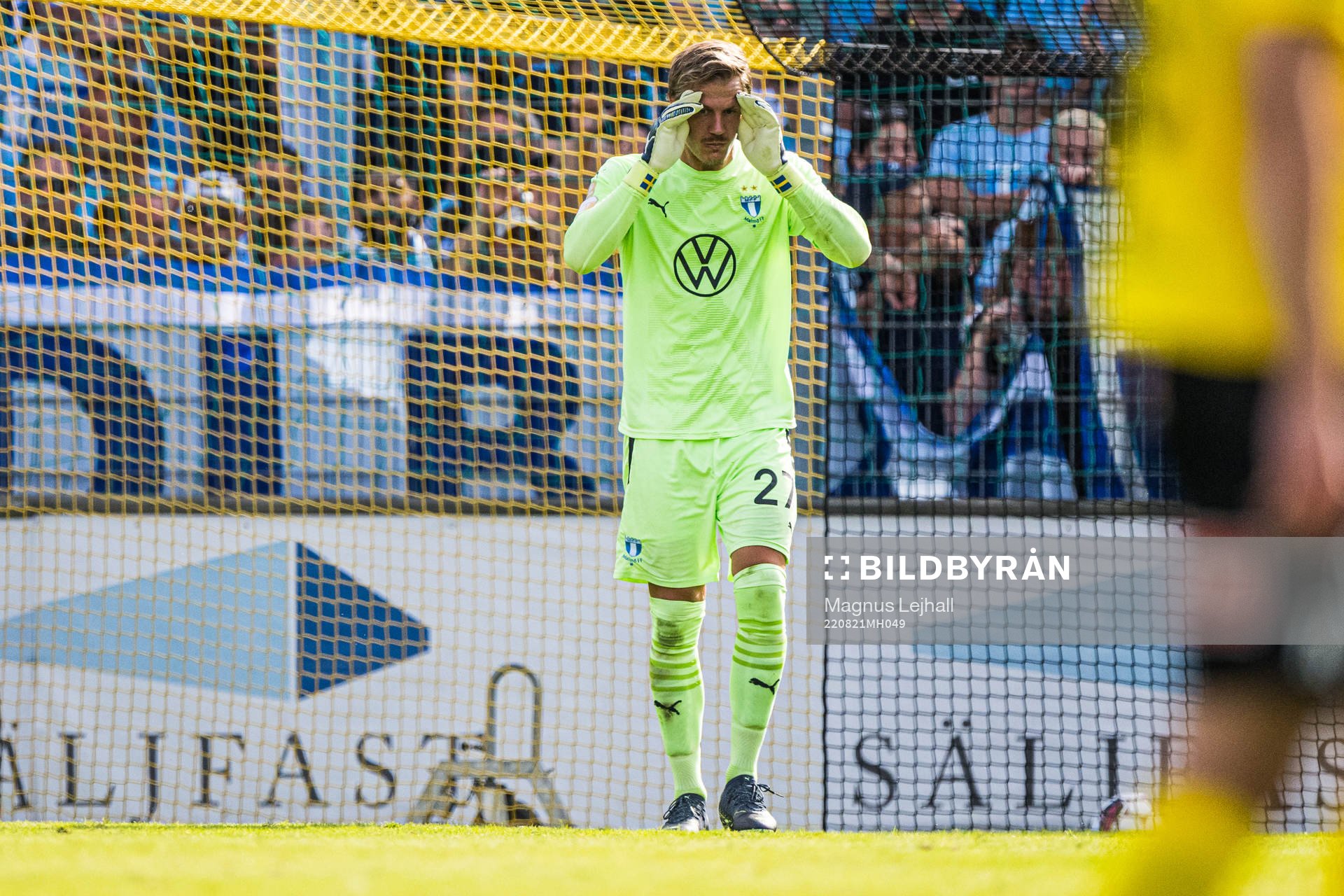 Malmö FFs målvakt Johan Dahlin tar sig för huvudet