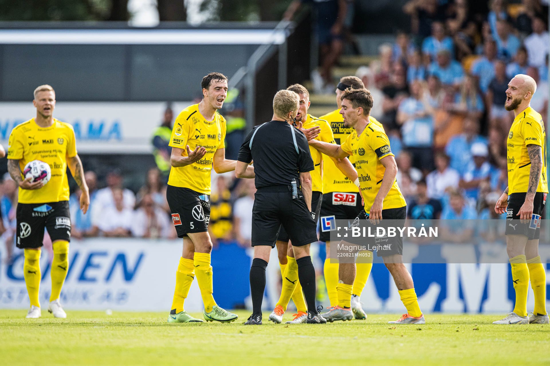Mjällbys spelare reagerar mot domare Fredrik Klitte