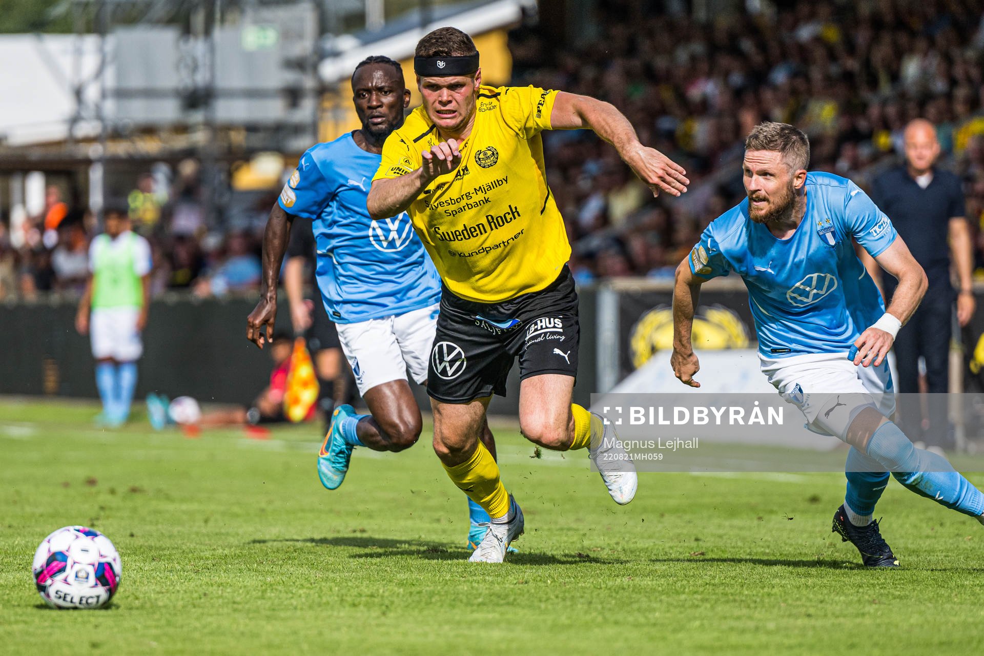 Malmö FFs Mohamed Buya Turay och Lasse Nielsen mot Mjällbys Jacob Bergström under fotbollsmatchen i Allsvenskan mellan Mjällby och Malmö FF den 21 augusti 2022 i Hällevik.
