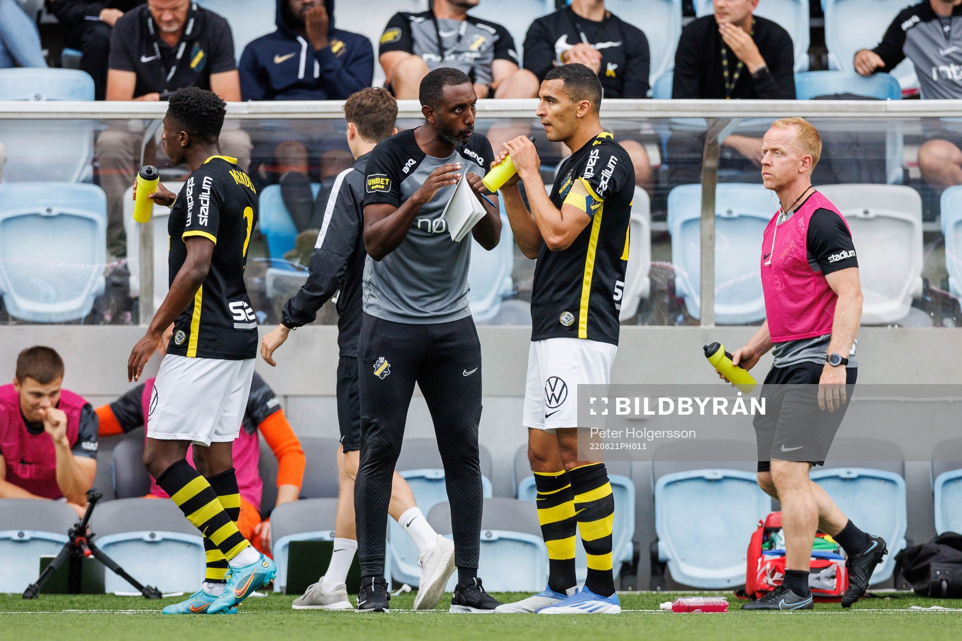 AIKs tränare Henok Goitom i samtal med Nabil Bahoui