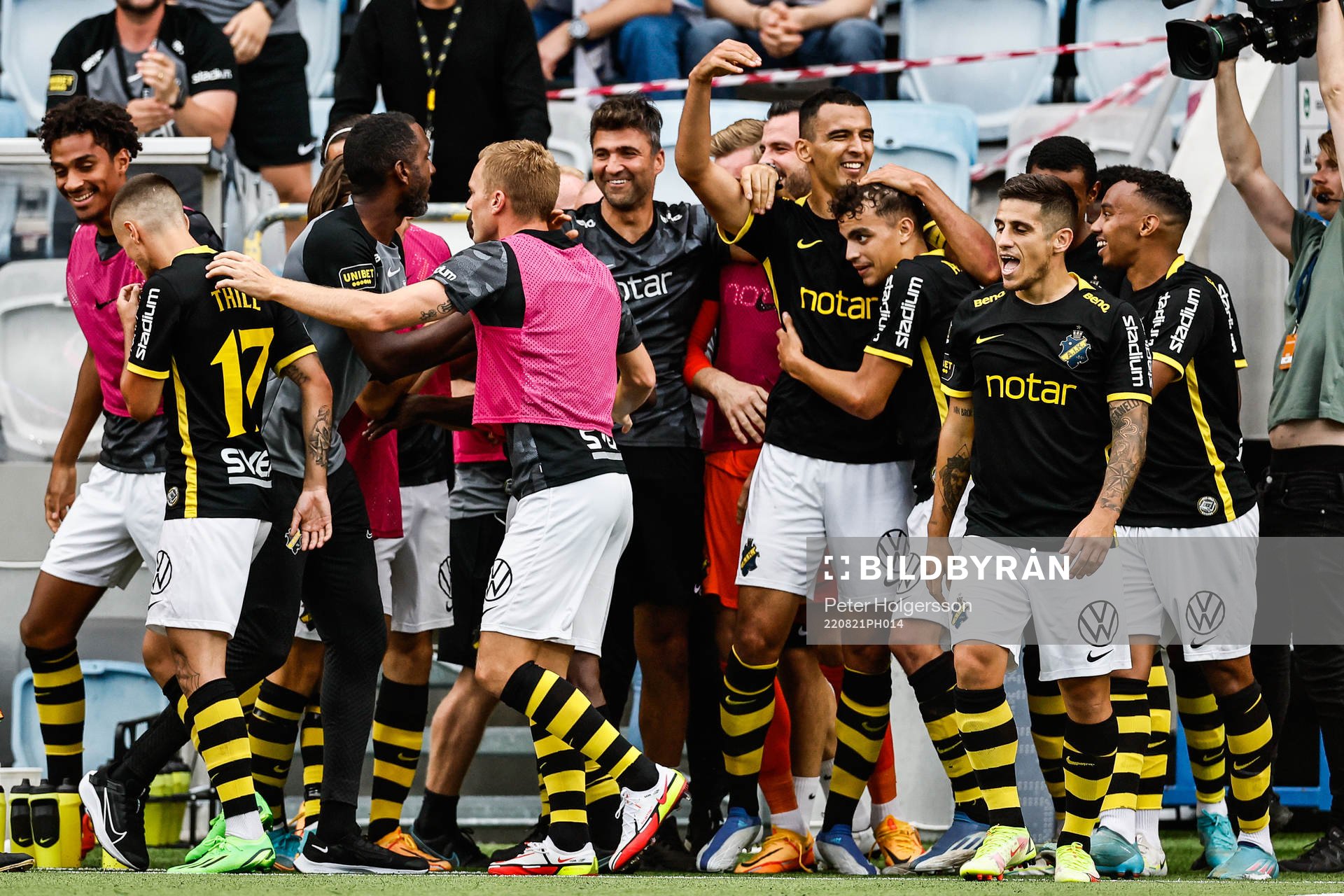 AIKs Nabil Bahoui jublar med lagkamrater