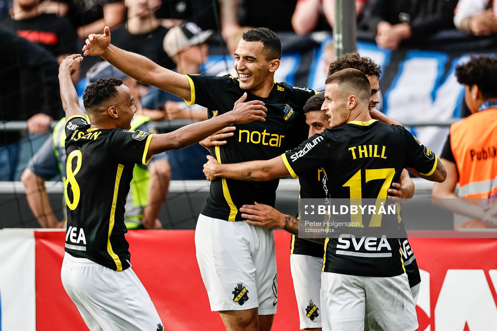 AIKs Nicolas Stefanelli jublar med lagkamrater