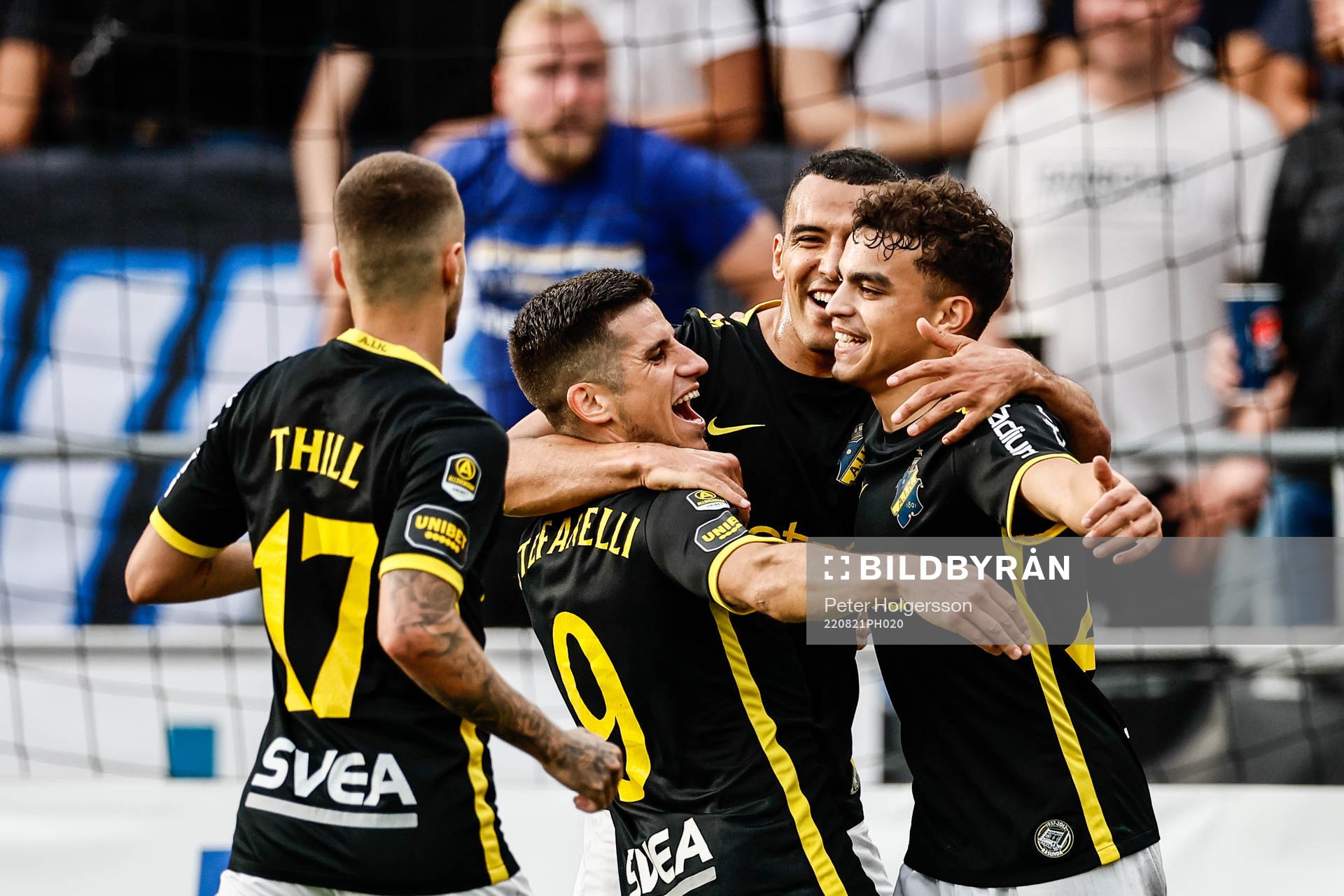 AIKs Nicolas Stefanelli jublar med lagkamrater