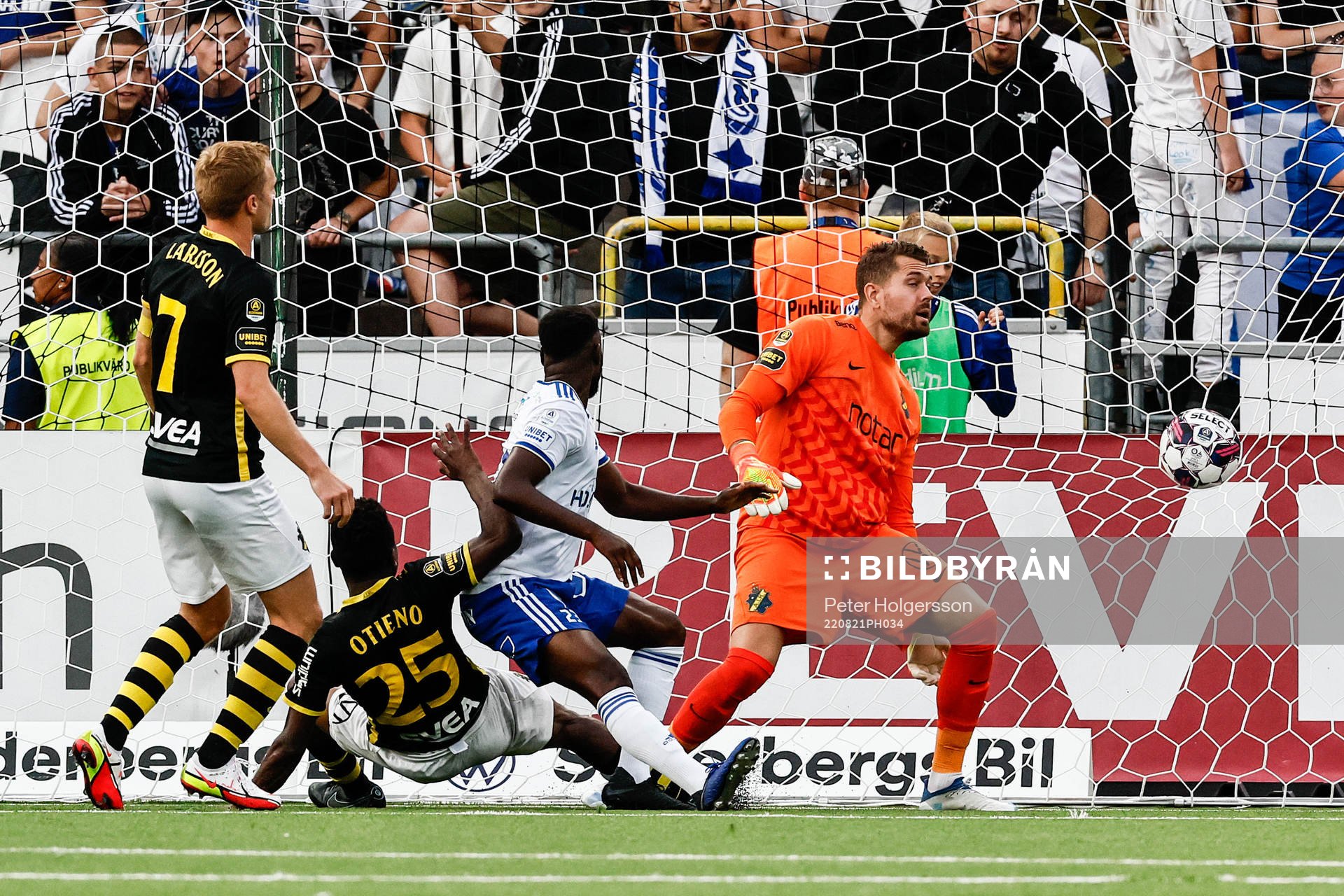 IFK Norrköpings Maic Sema gör 2-3 på AIKs målvakt