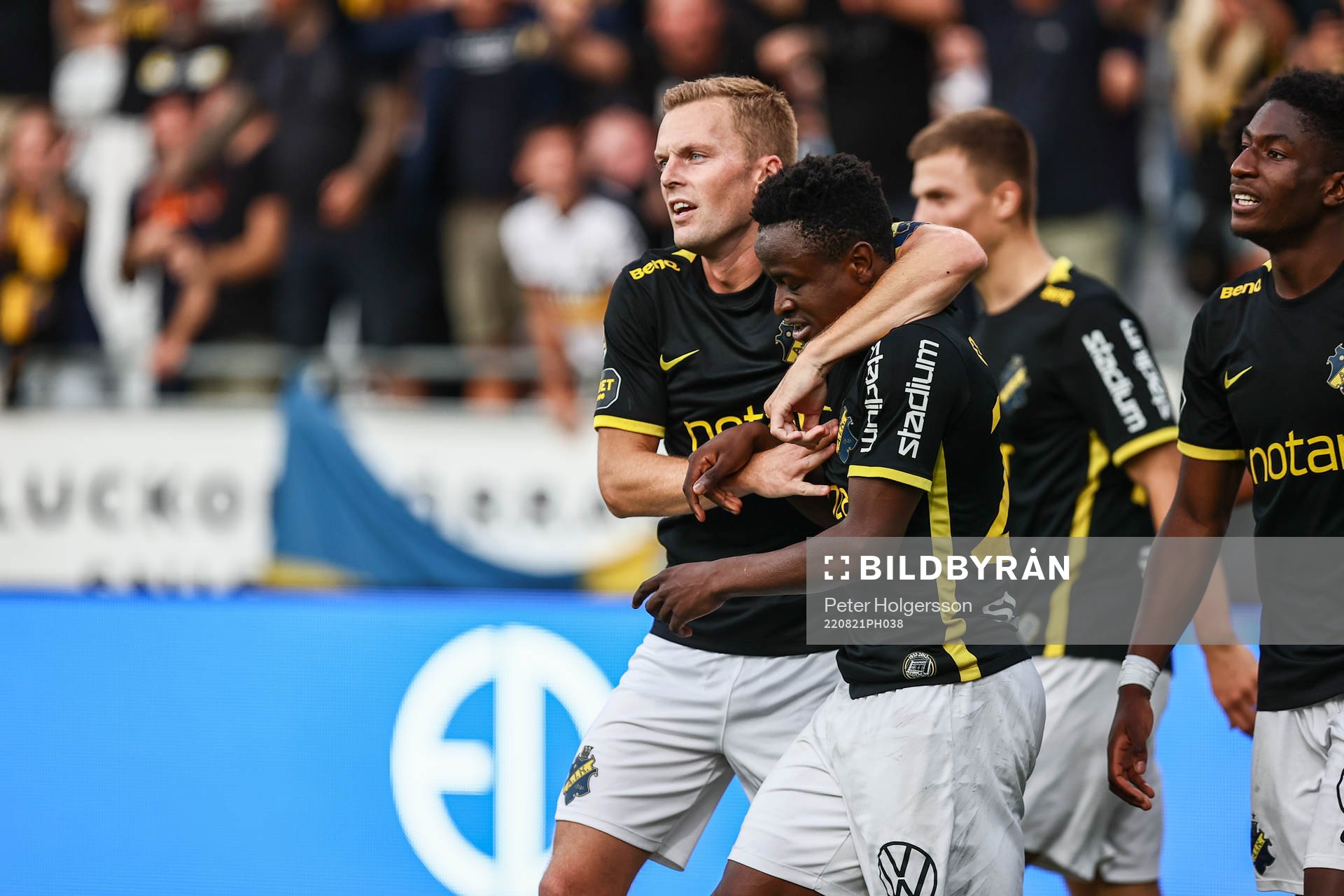 AIKs Erick Otieno Ouma jublar med Sebastian Larsson