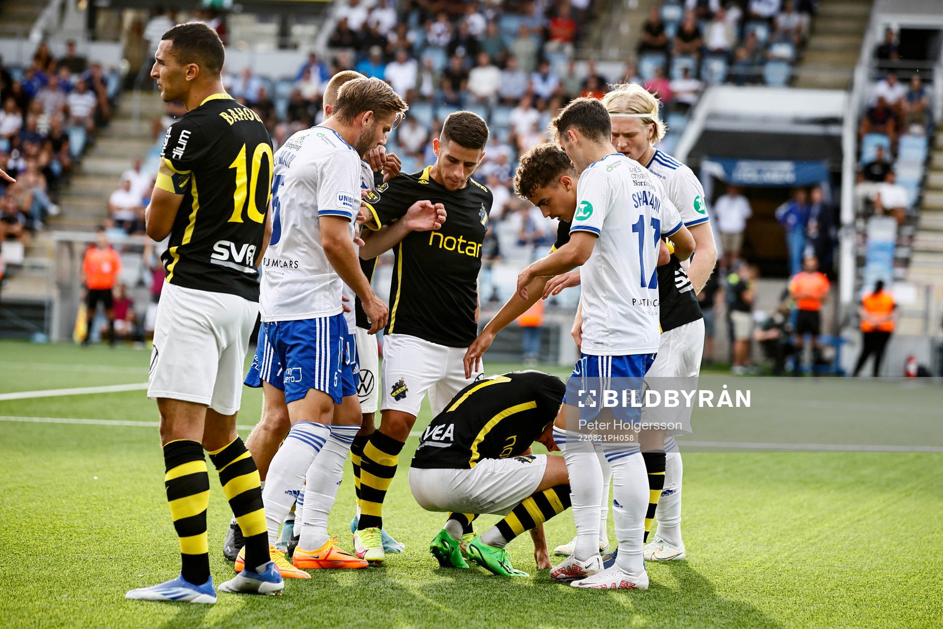Sittande AIK:s Vincent Thill för rött kort under fotbollsmatchen i Allsvenskan mellan IFK Norrköping och AIK den 21 augusti 2022 i Norrköping. 