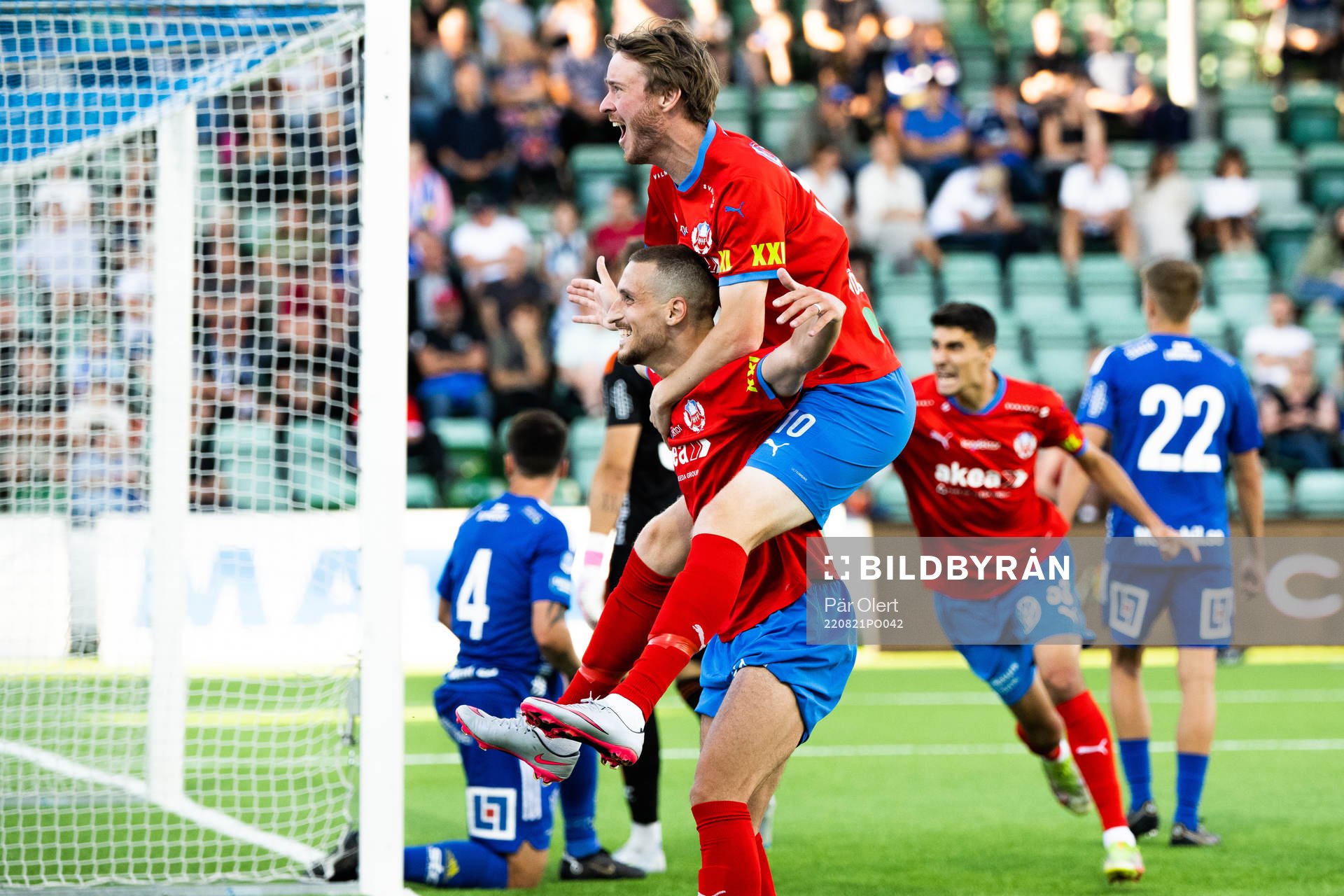 Helsingborgs Arian Kabashi och Rasmus Jönsson jublar