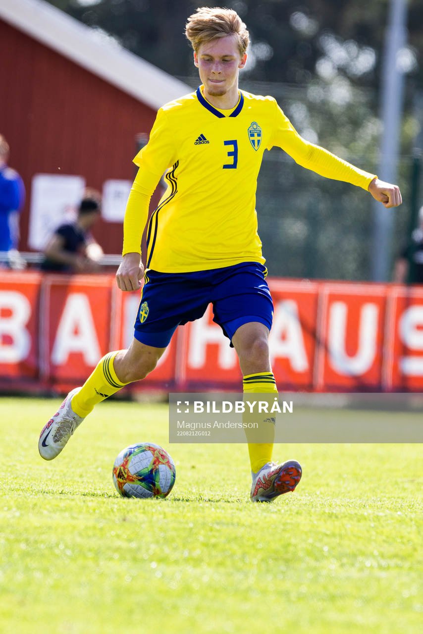 Sveriges Emil Werner under fotbollsmatchen mellan Sverige och Finland den 21 augusti 2022 i Åby. 