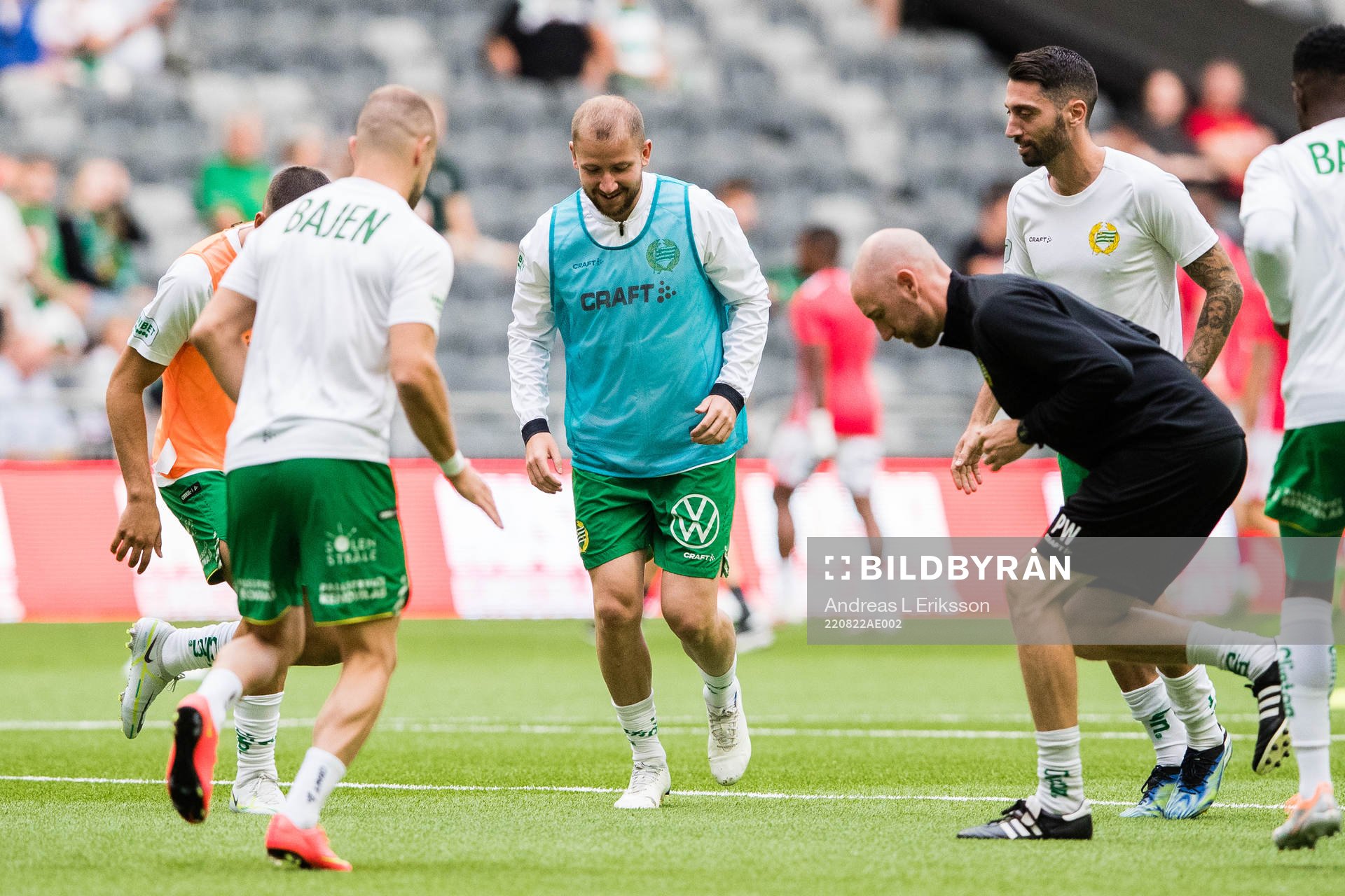 Hammarbys Darijan Bojanic värmer upp innan fotbollsmatchen