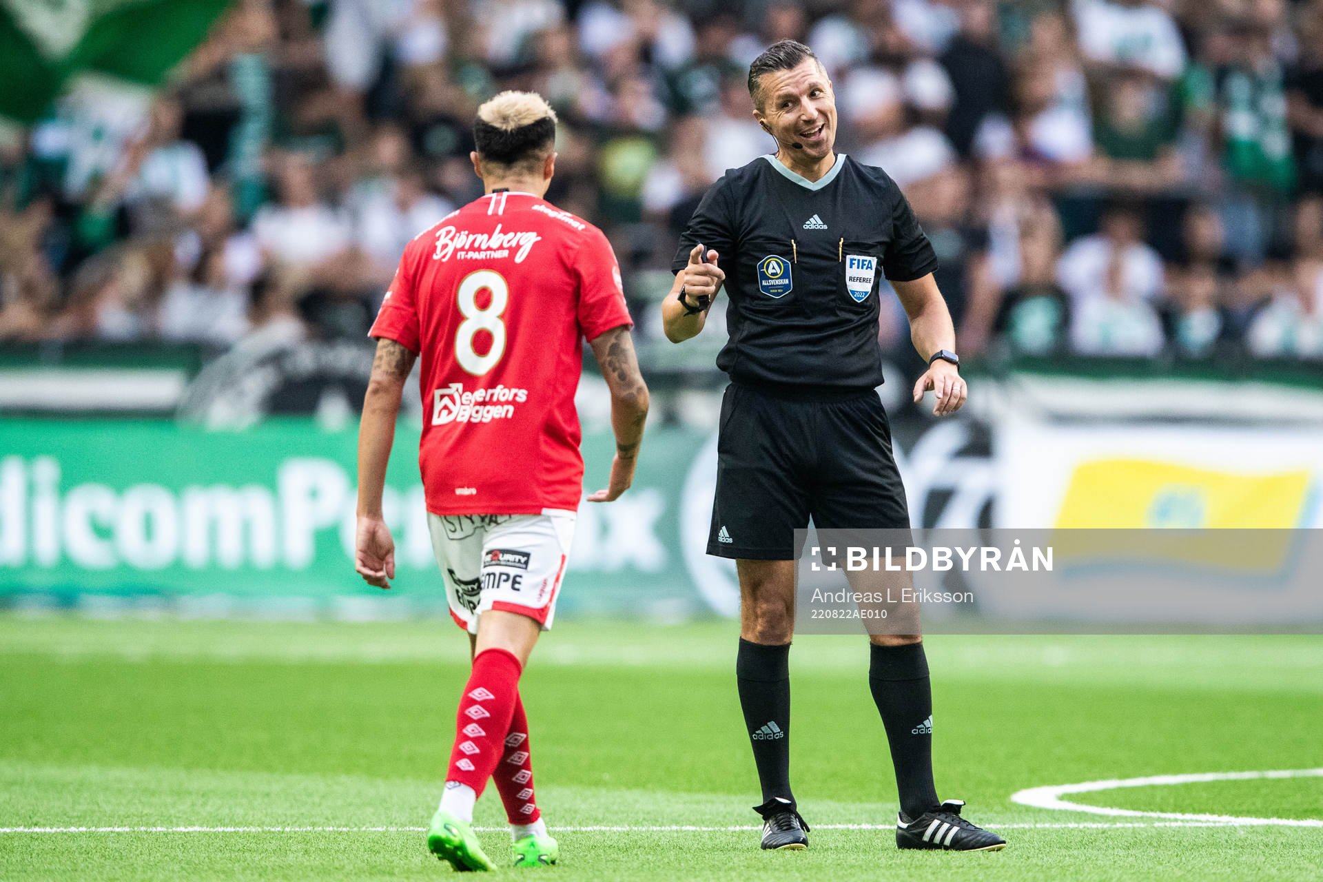 Degerfors Diego Campos och domare Bojan Pandzic