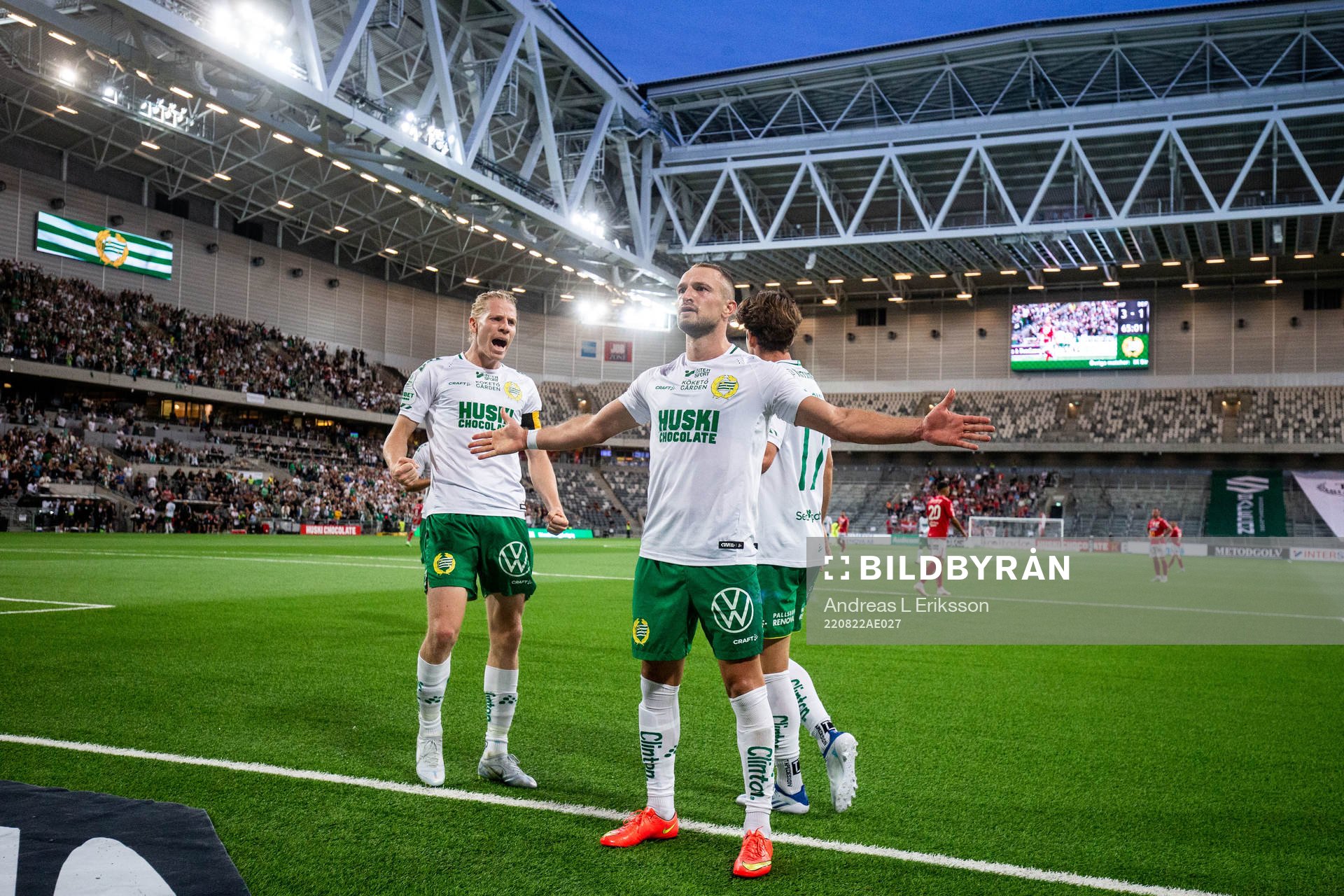 Hammarbys Gustav Ludwigson och David Concha Salas jublar efter 3-1 av Veton Berisha under fotbollsmatchen i Allsvenskan mellan Hammarby och Degerfors den 22 augusti 2022 i Stockholm.
