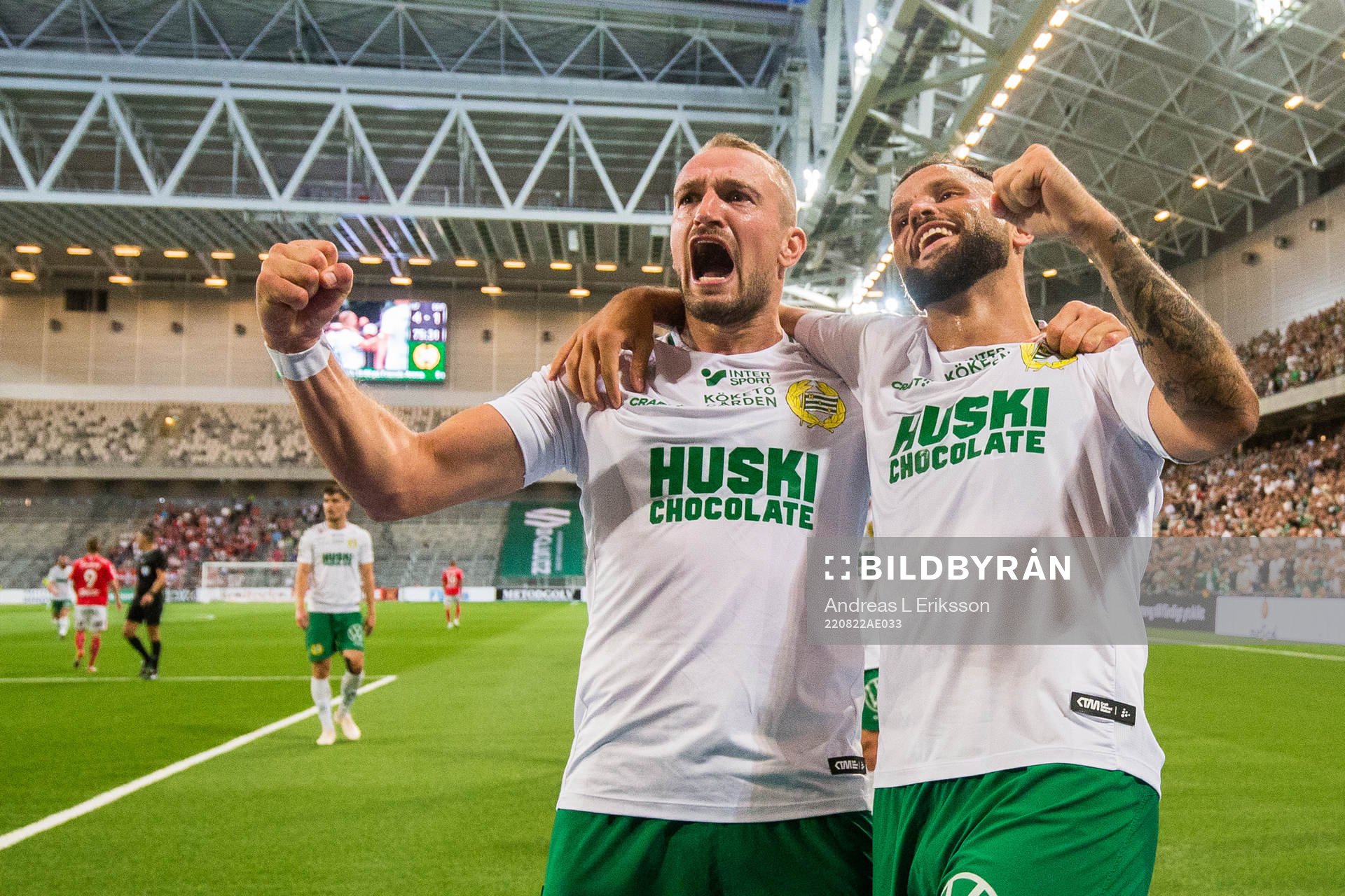 Hammarbys Veton Berisha och Mohanad Jeahze jublar