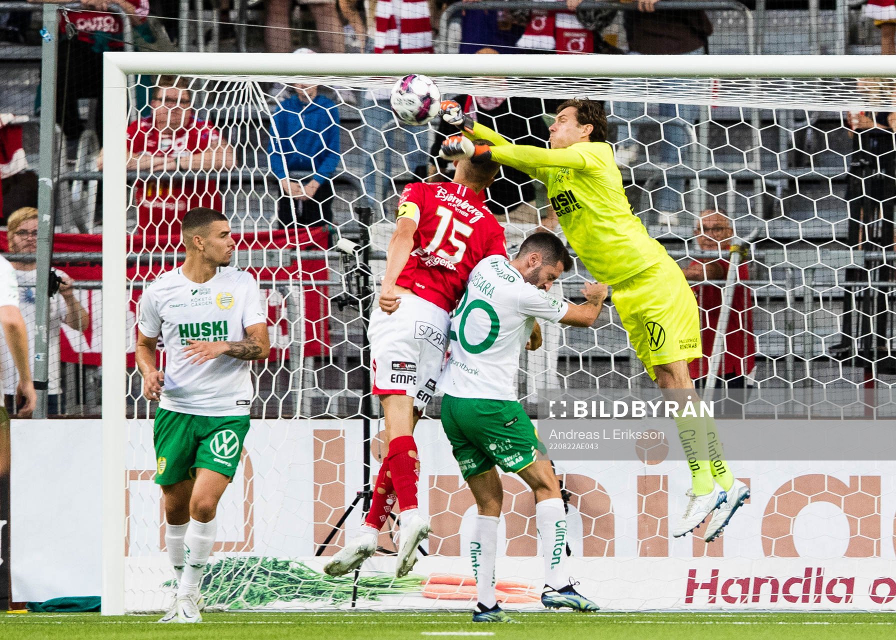 Hammarbys målvakt Davor Blazevic boxar bort bollen framför Degerfors Gustaf Lagerbielke och Hammarbys Nahir Besara under fotbollsmatchen i Allsvenskan mellan Hammarby och Degerfors den 22 augusti 2022 i Stockholm.