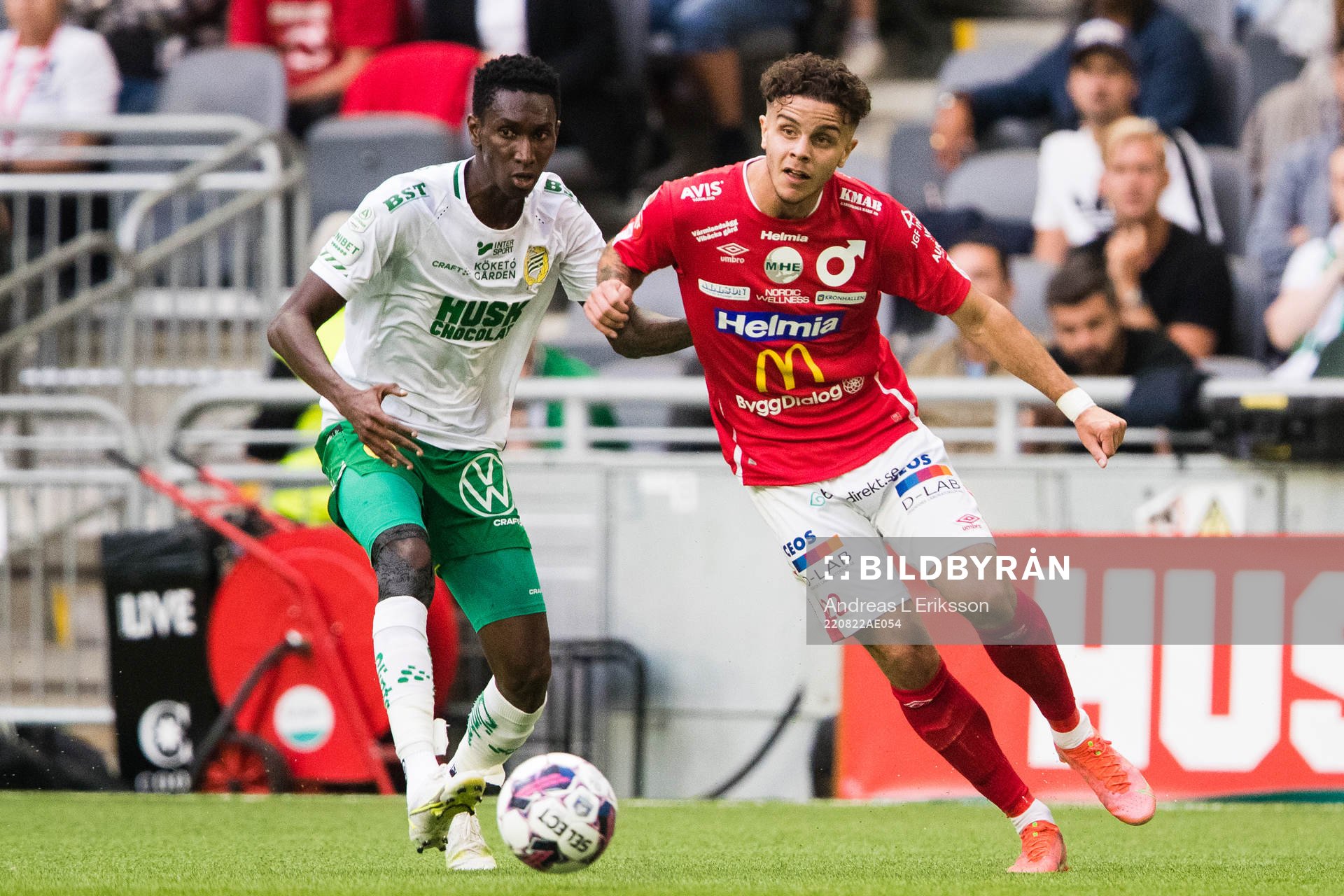 Hammarbys Bubacarr Trawally och Degerfors Justin Salmon under fotbollsmatchen i Allsvenskan mellan Hammarby och Degerfors den 22 augusti 2022 i Stockholm.