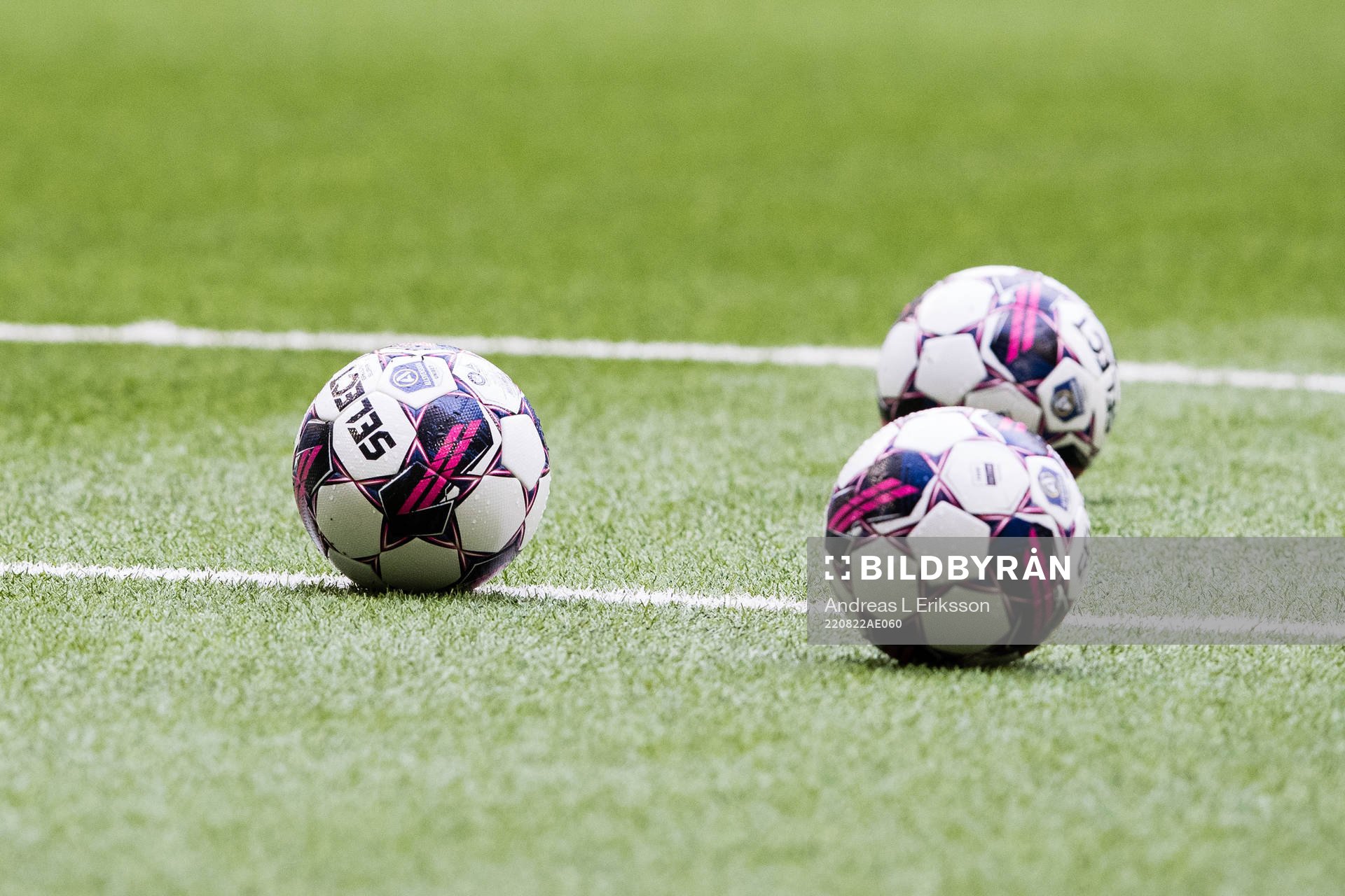 Tre stycken bollar innan fotbollsmatchen i Allsvenskan mellan Hammarby och Degerfors den 22 augusti 2022 i Stockholm. 