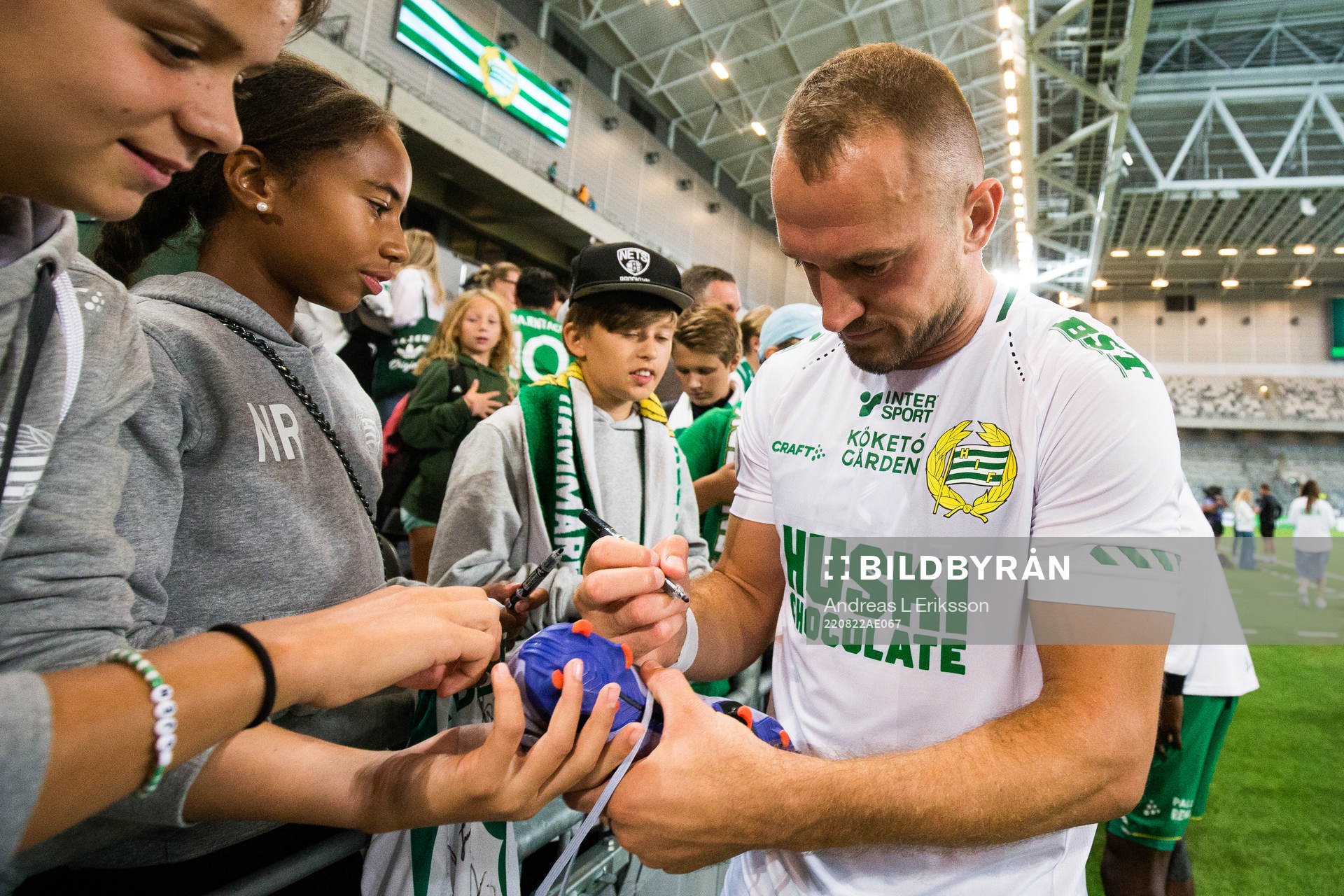 Hammarbys Veton Berisha skriver autografer