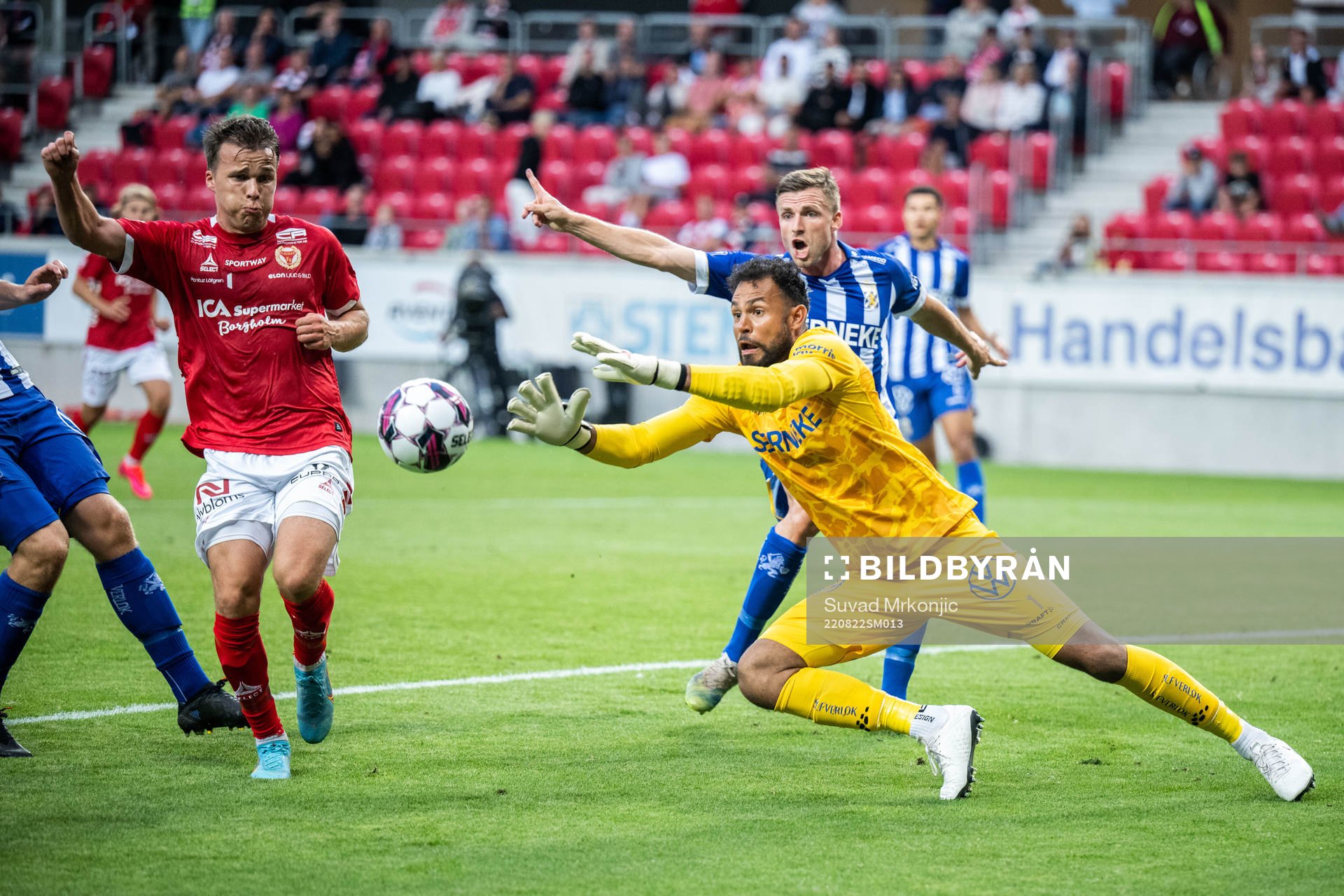 Kalmars Simon Skrabb och IFK Göteborgs målvakt Warner Hahn