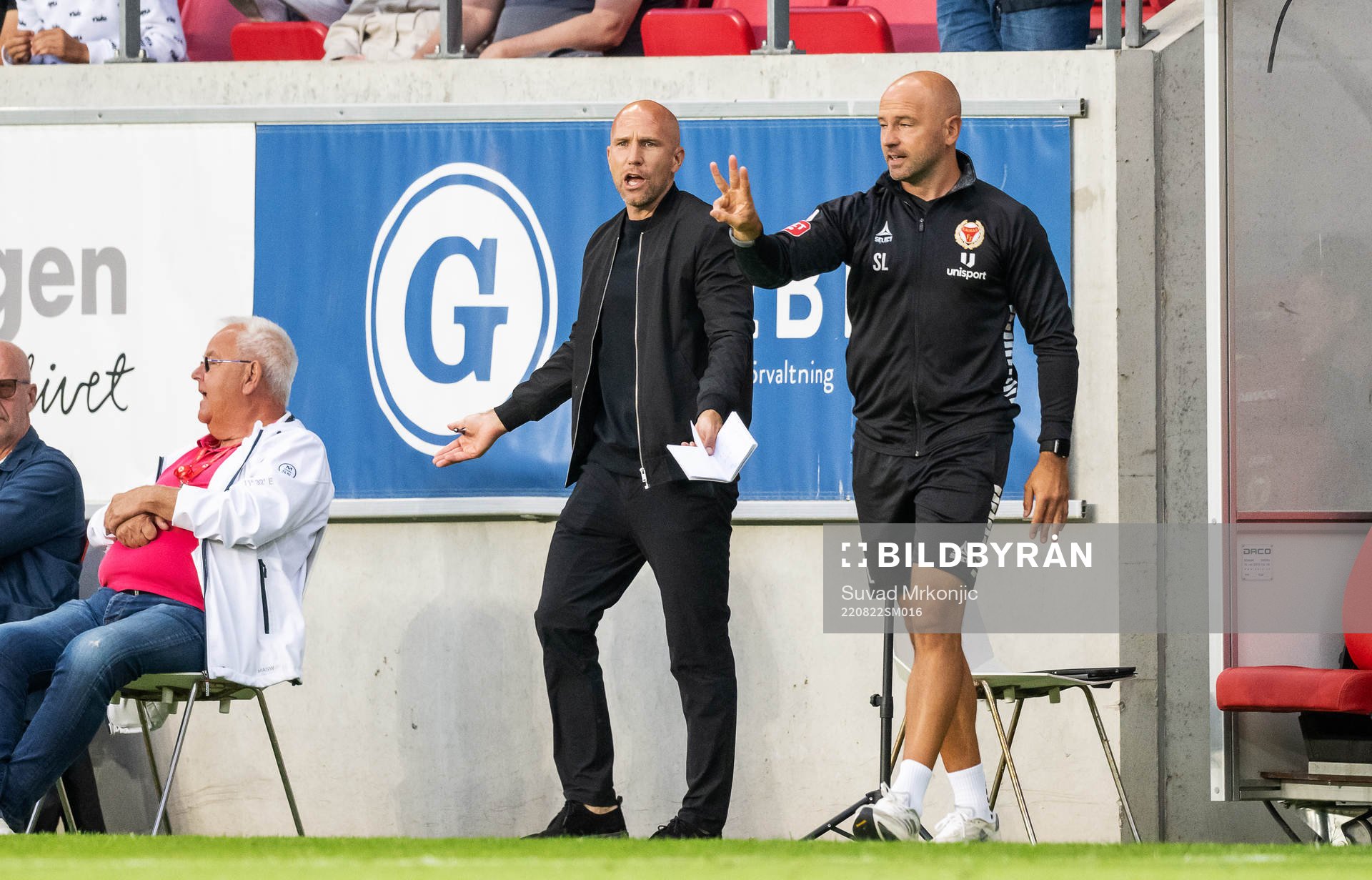 Kalmars tränare Henrik Rydström och assisterande tränare Stefan Larsson under fotbollsmatchen i Allsvenskan mellan Kalmar och IFK Göteborg den 22 augusti 2022 i Kalmar. 