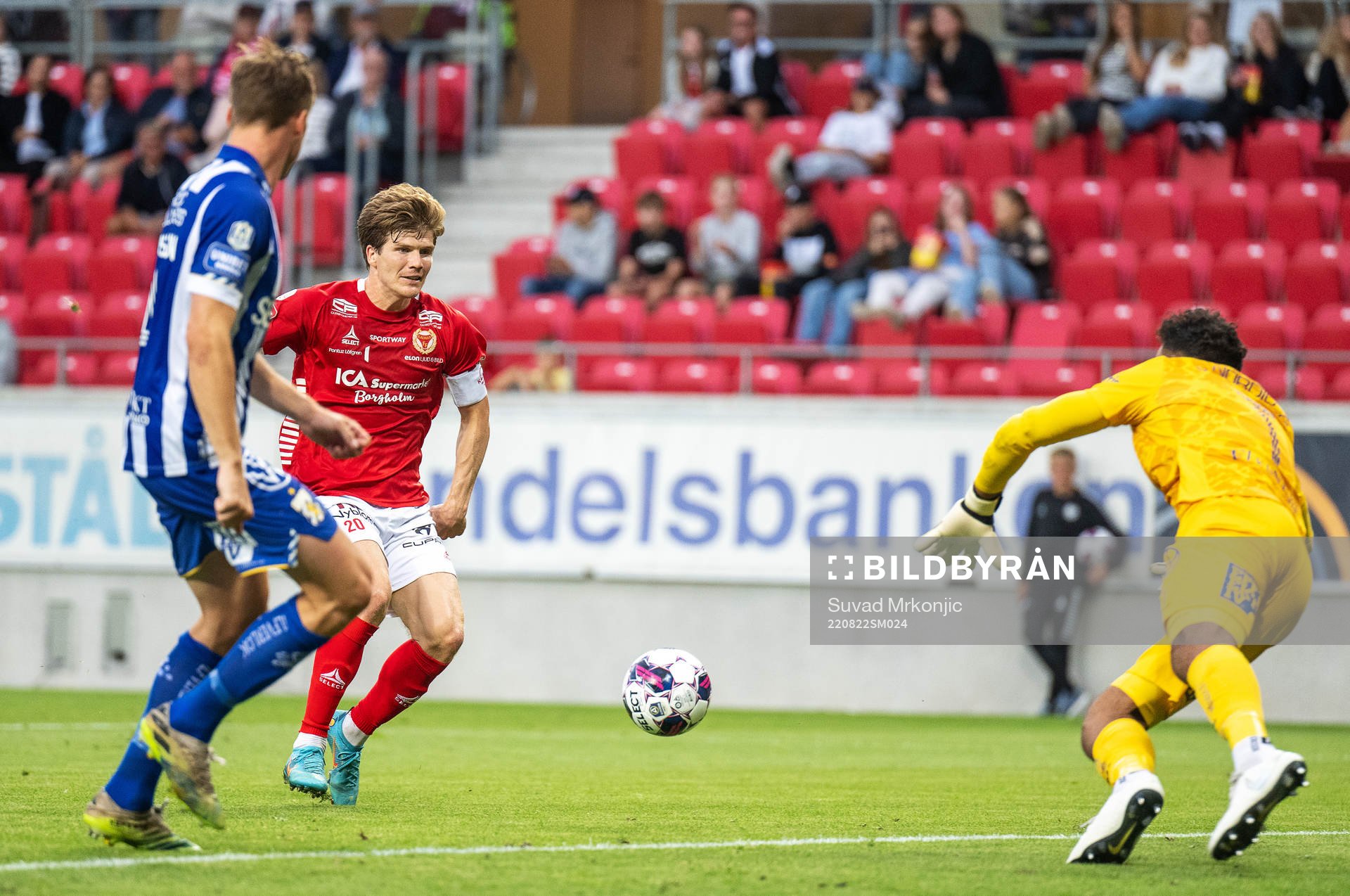 Kalmars Oliver Berg och IFK Göteborgs målvakt Warner Hahn