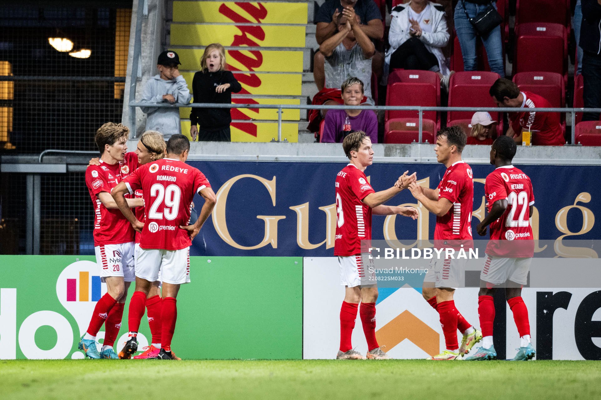 Kalmars Simon Skrabb jublar med lagkamrater