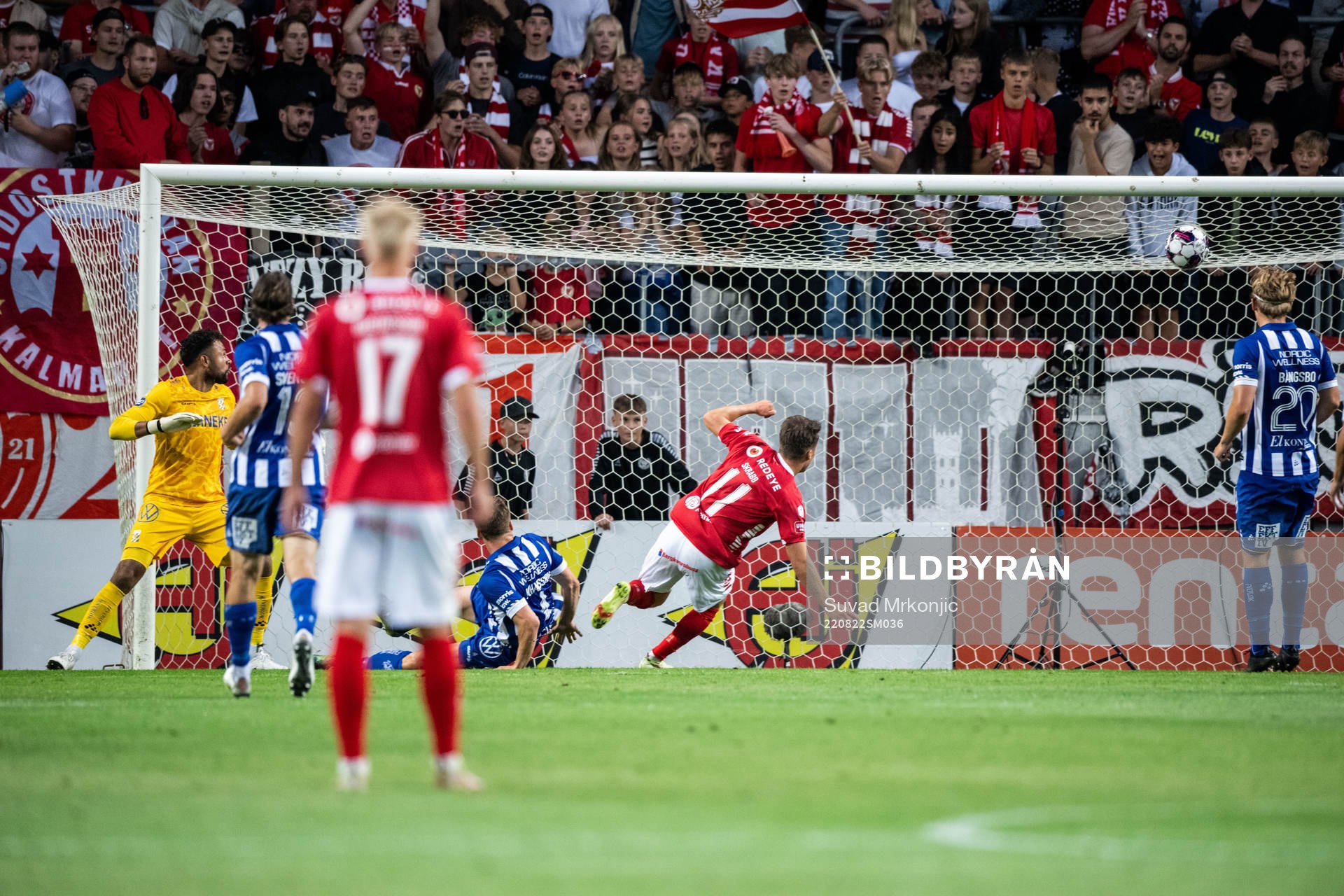 Kalmars Simon Skrabb gör 1-0 bakom IFK Göteborgs målvakt