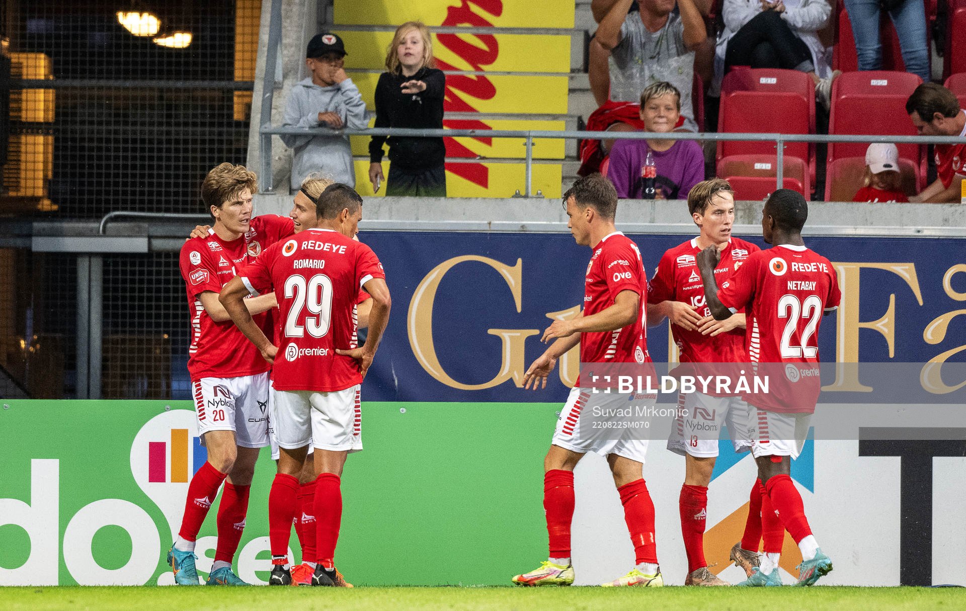 Kalmars Simon Skrabb jublar med lagkamrater