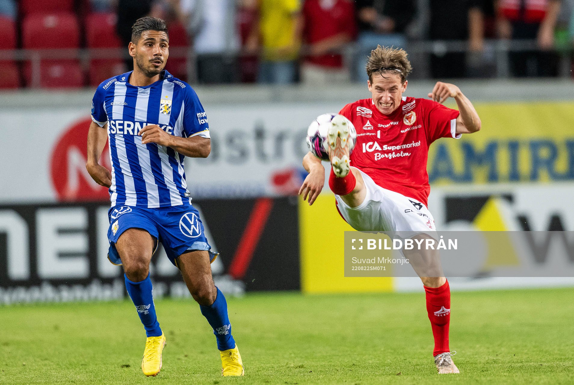 IFK Göteborgs Hosam Aiesh och Kalmars Johan Karlsson under fotbollsmatchen i Allsvenskan mellan Kalmar och IFK Göteborg den 22 augusti 2022 i Kalmar.