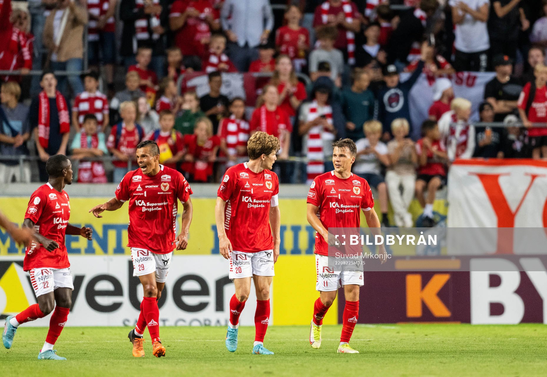Kalmars Simon Skrabb jublar med Nahom Girmai Netabay,