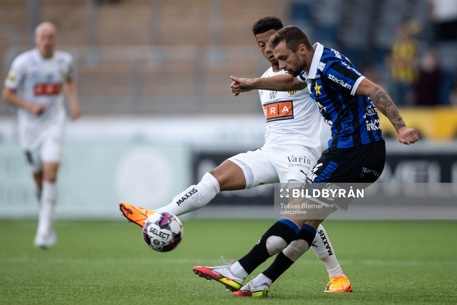 Häckens Tobias Sana och Sirius Filip Rogic under fotbollsmatchen i Allsvenskan mellan Sirius och Häcken den 22 augusti 2022 i Uppsala. 