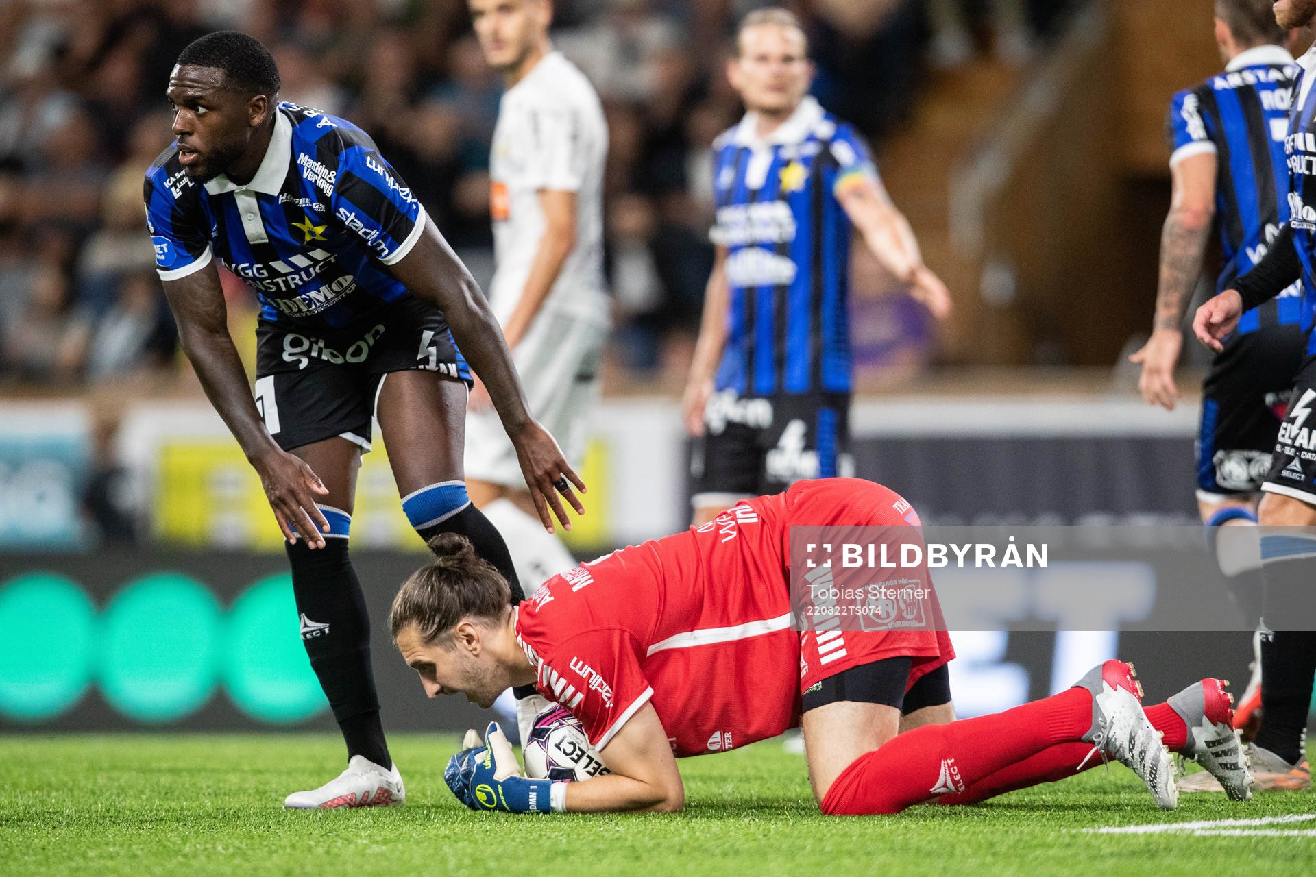 Sirius Christian Kouakou och målvakt David Mitov Nilsson