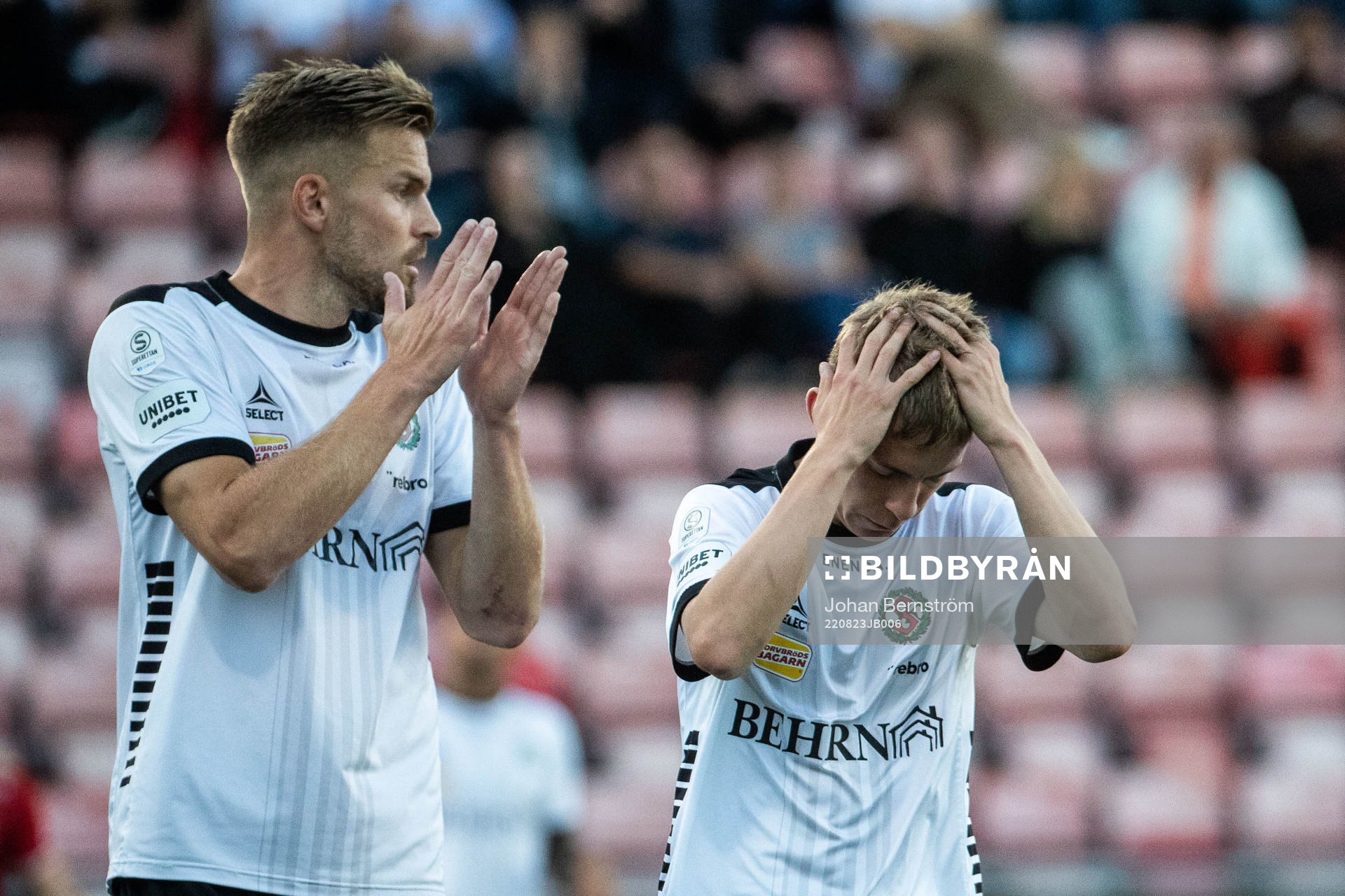 Örebros Erik Björndahl och Valgeir Valgeirsson deppar