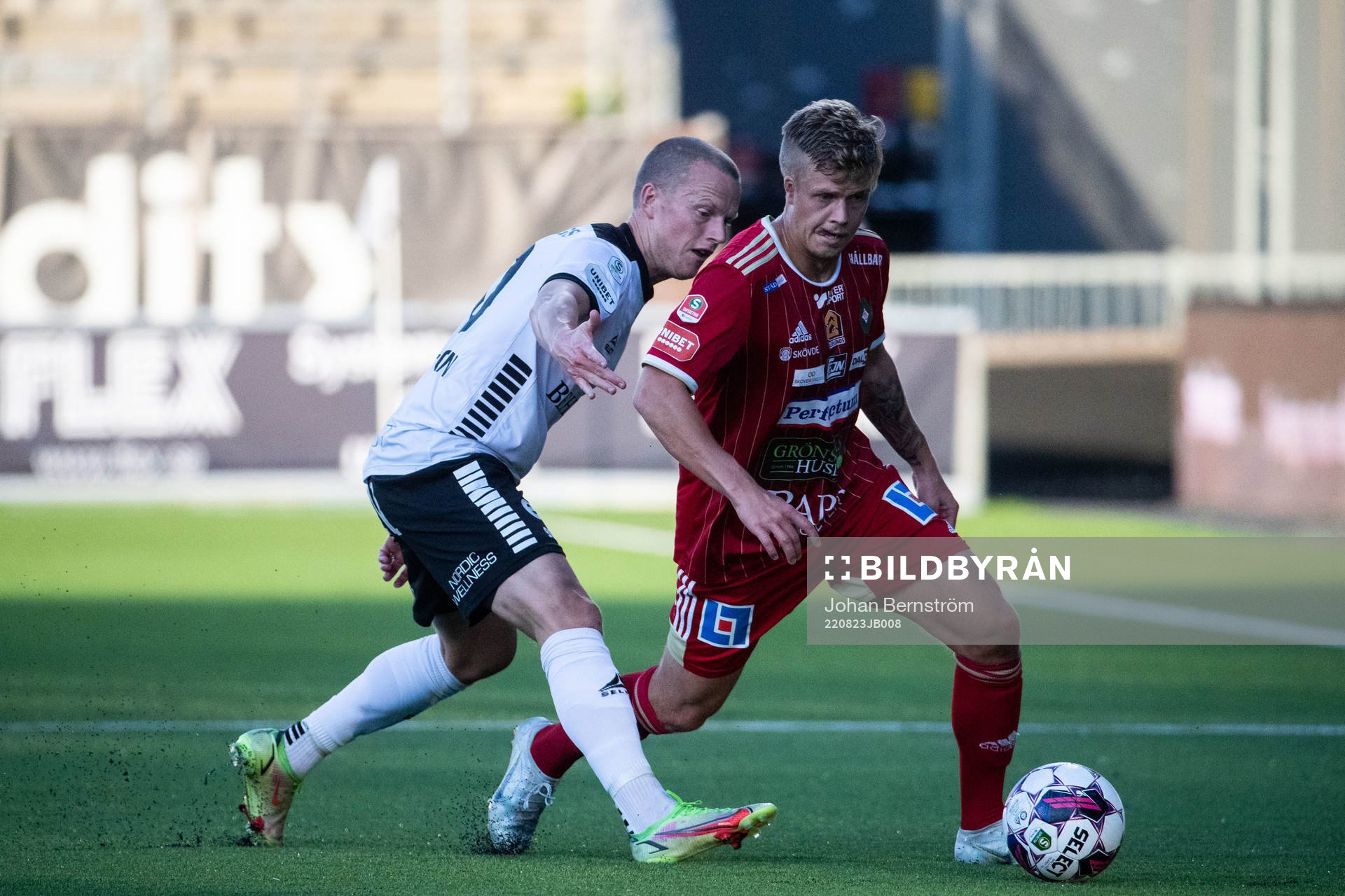 Örebros Valgeir Valgeirsson och Skövde AIKs Kevin Holmen