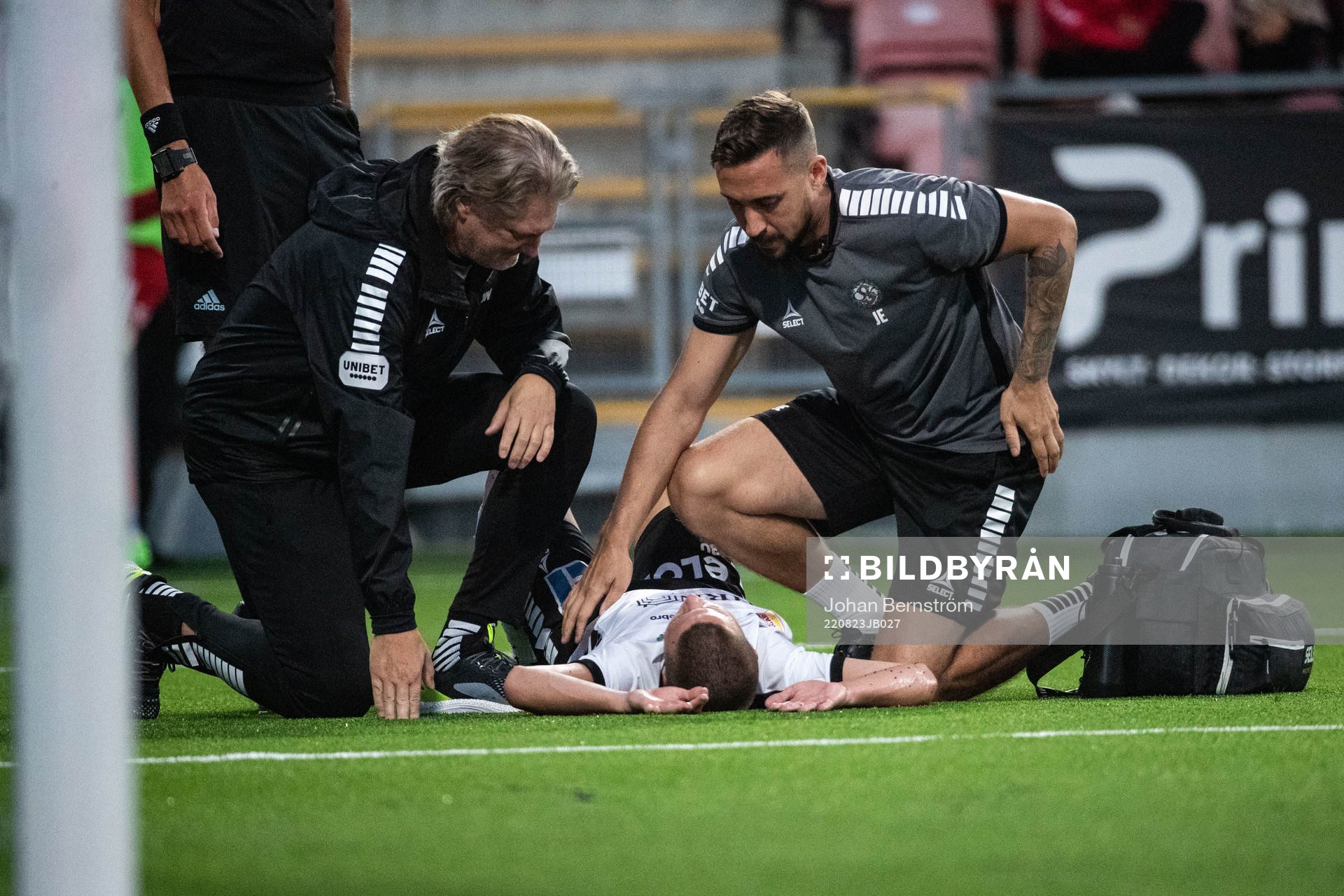 Örebros Samuel Dahl har ont och får vård