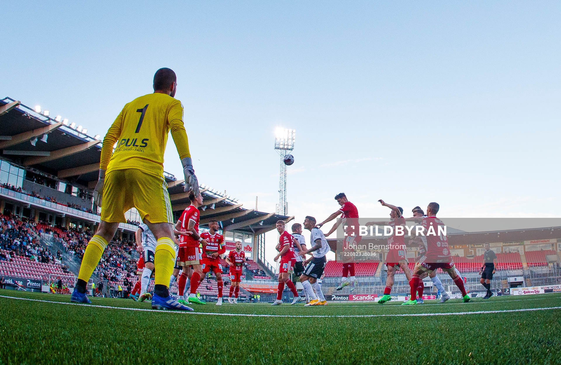 s målvakt Markus Fröjd och Örebros Ahmed Yasin