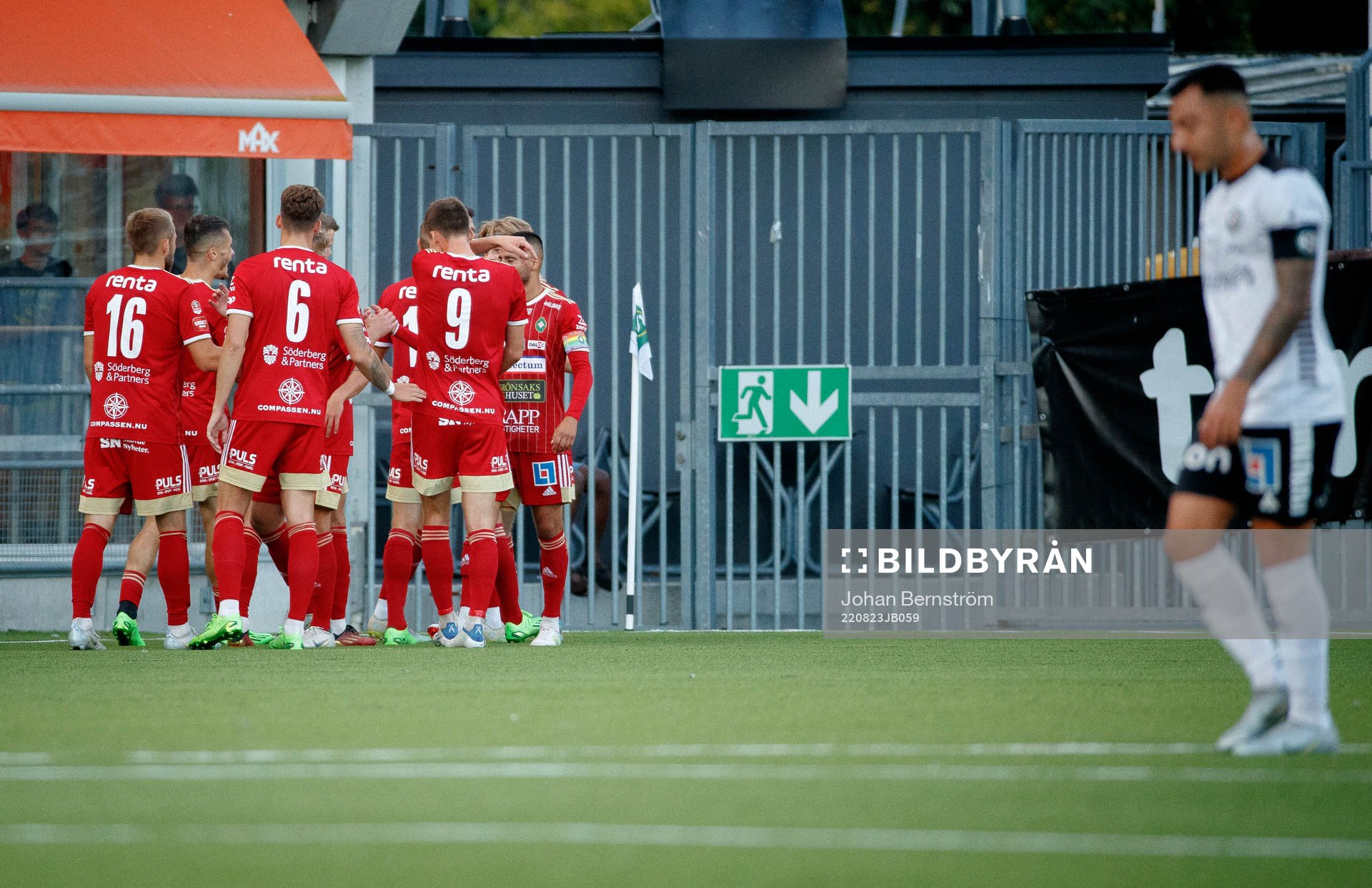 Skövde AIKs Yoann Fellrath jublar med lagkamrater