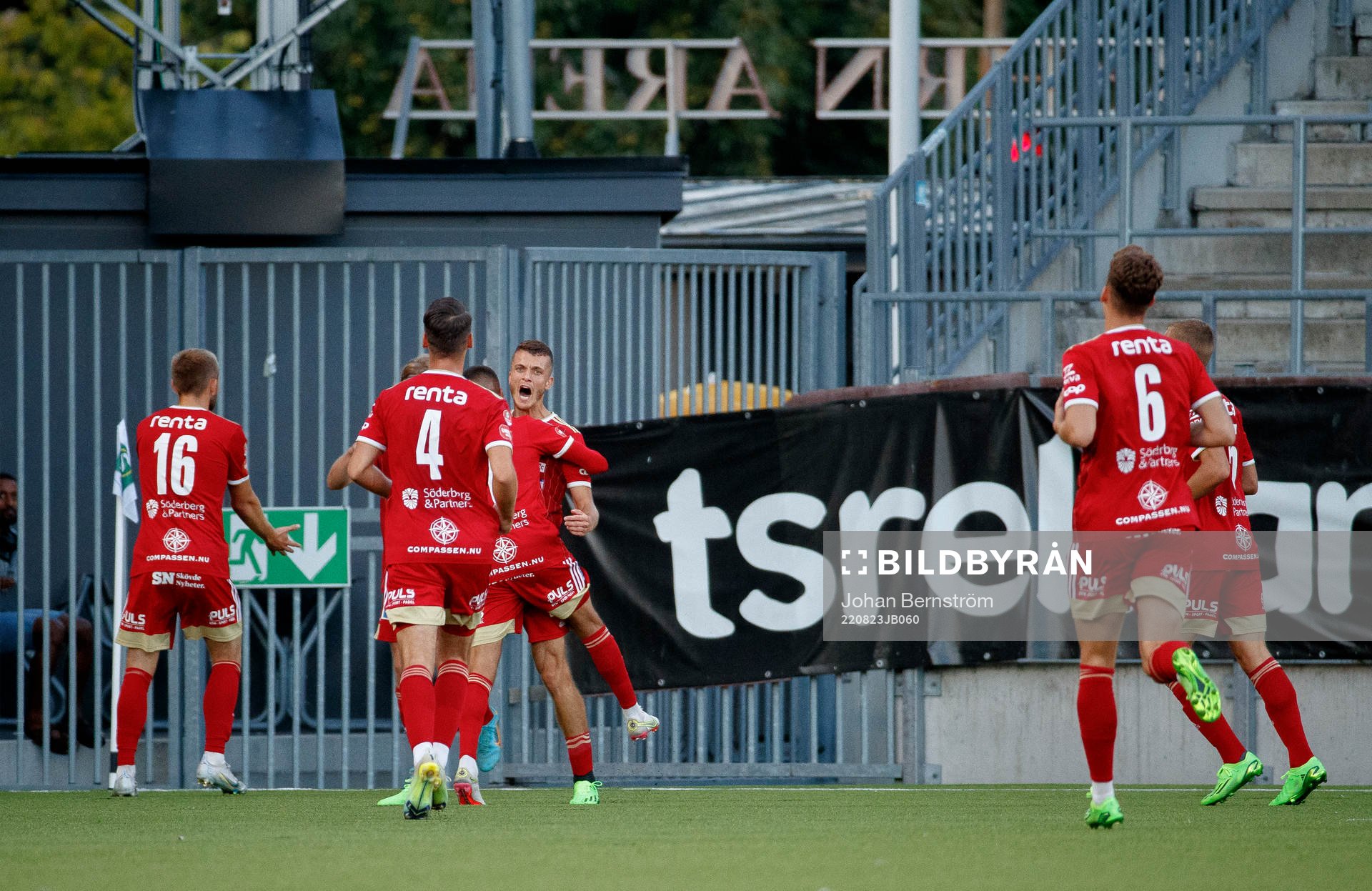 Skövde AIKs Yoann Fellrath jublar med lagkamrater
