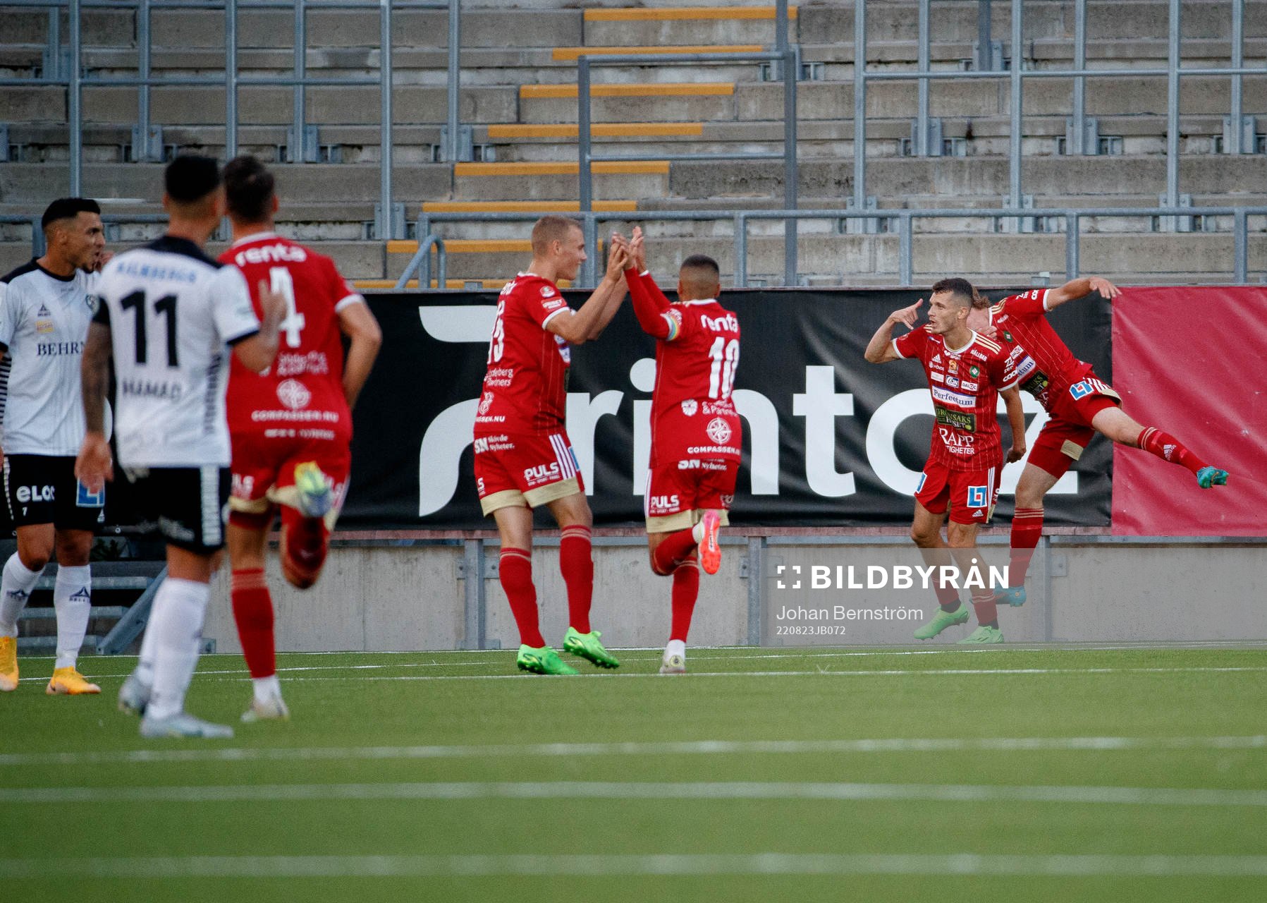Skövde AIKs Yoann Fellrath jublar med lagkamrater