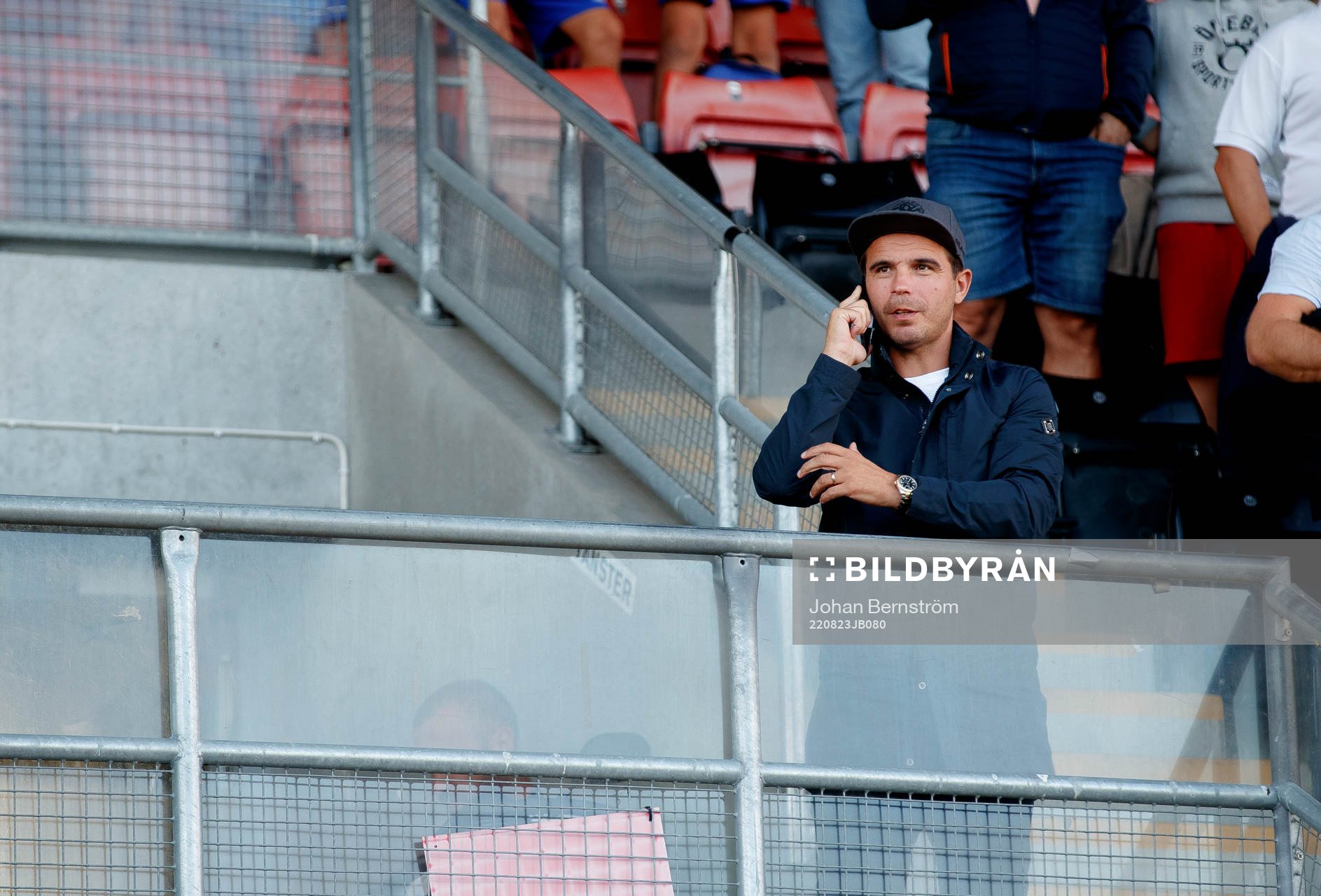 Örebro f.d. spelare Nordin Gerciz på läktaren